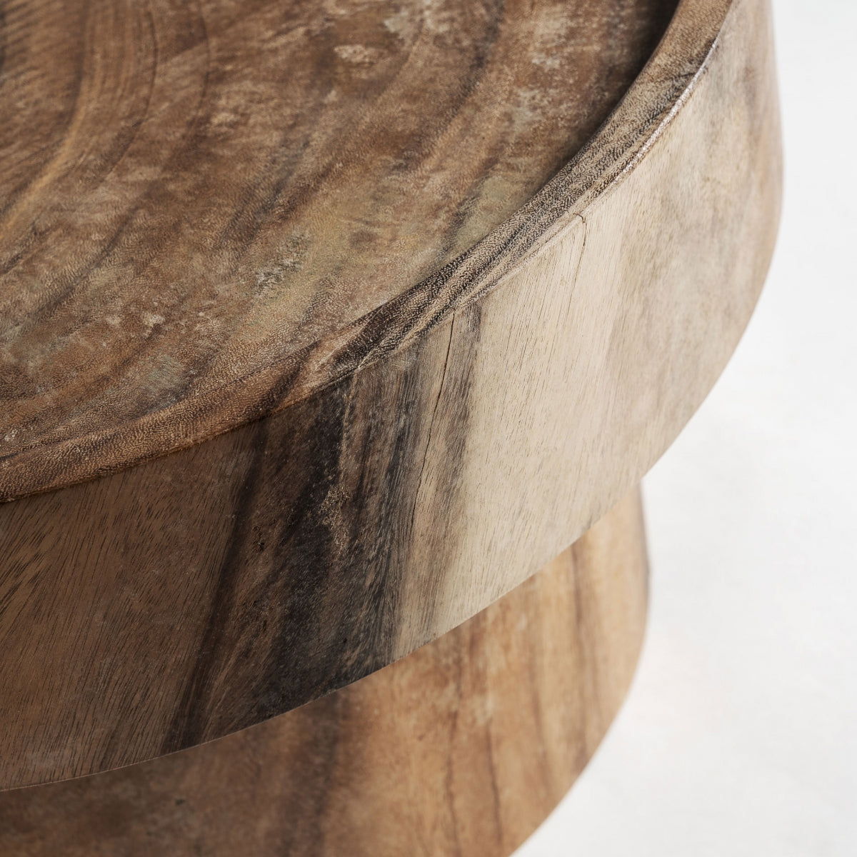 Detalle de superficie de mesa auxiliar con vetas marcadas en madera natural, textura cálida y orgánica.