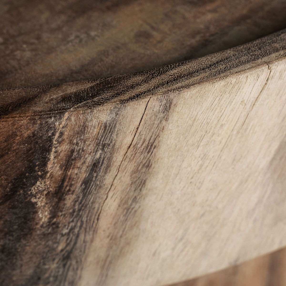 Primer plano del borde elevado en madera de mango natural con textura vetada, acabado artesanal.