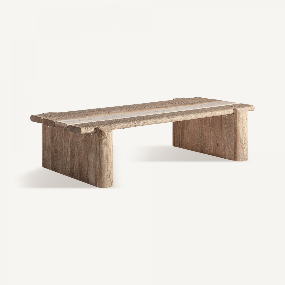 Mesa de centro en perspectiva, volumen escultórico en madera natural, estilo moderno