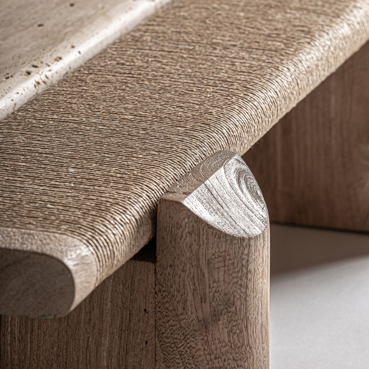 Detalle de textura tallada en madera, acabado orgánico y diseño artesanal