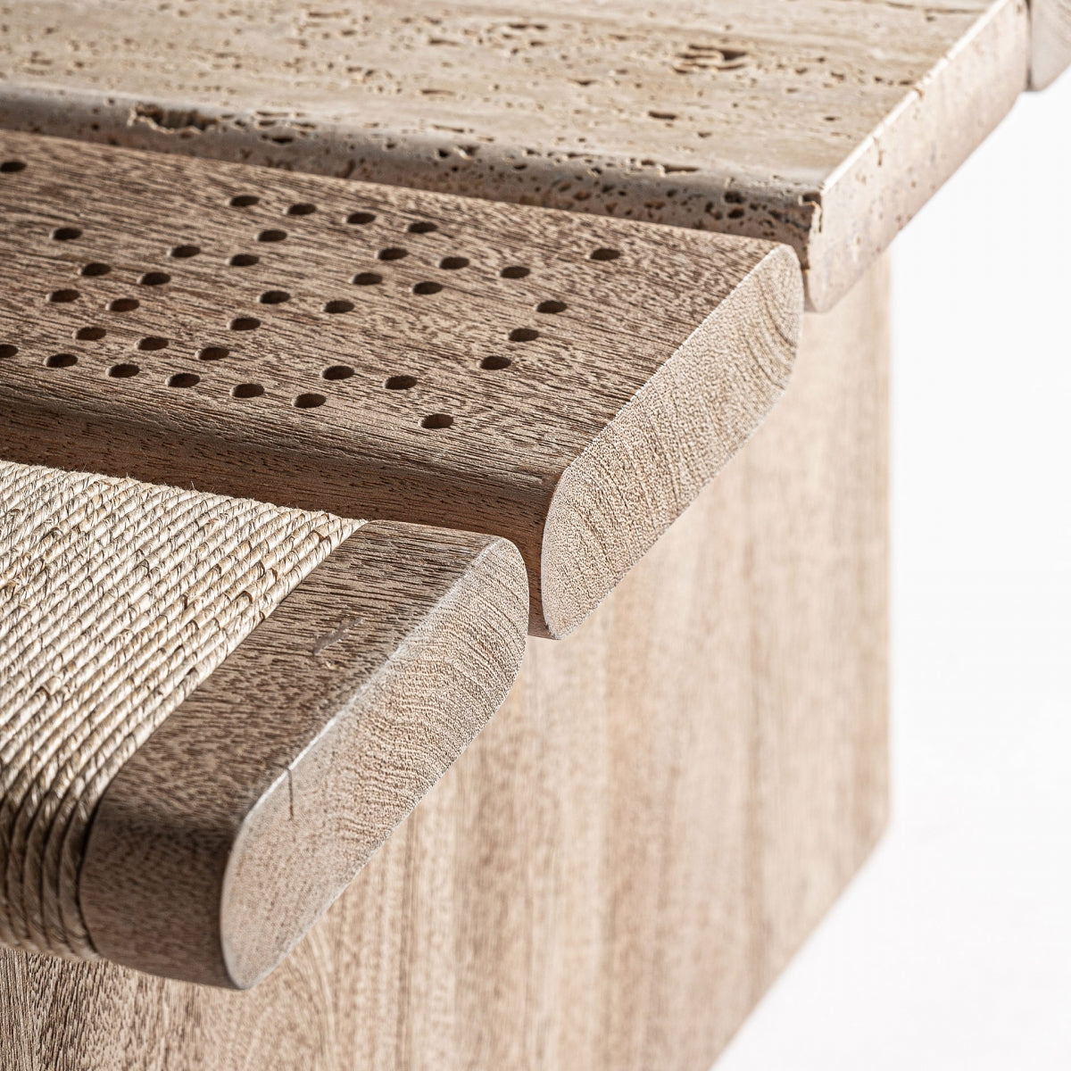 Esquina de la mesa mostrando la combinación de mármol y madera, diseño sofisticado