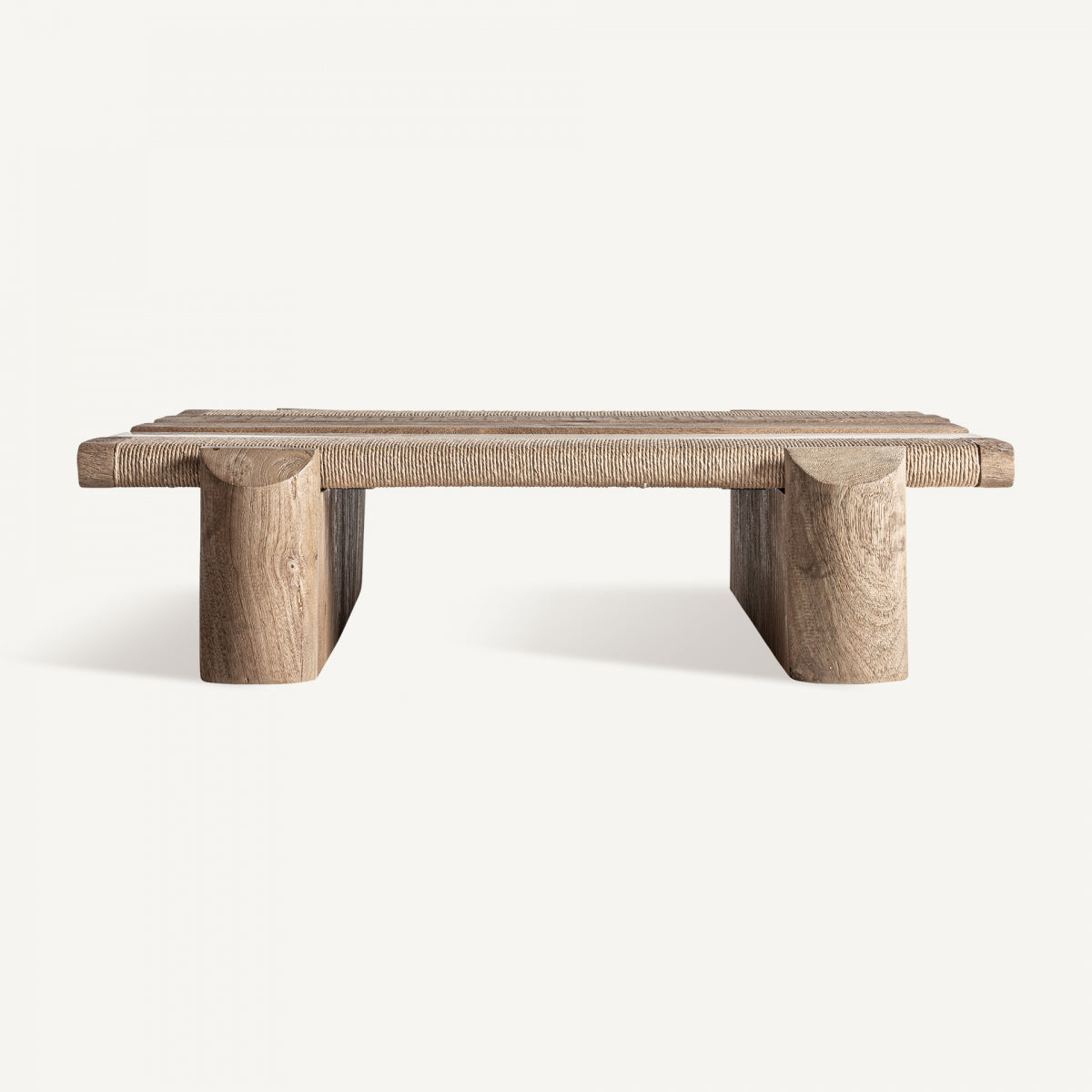 Vista frontal de mesa de centro en madera maciza con listones curvados, estilo escultórico y diseño geométrico boutique interiorismo VICAL