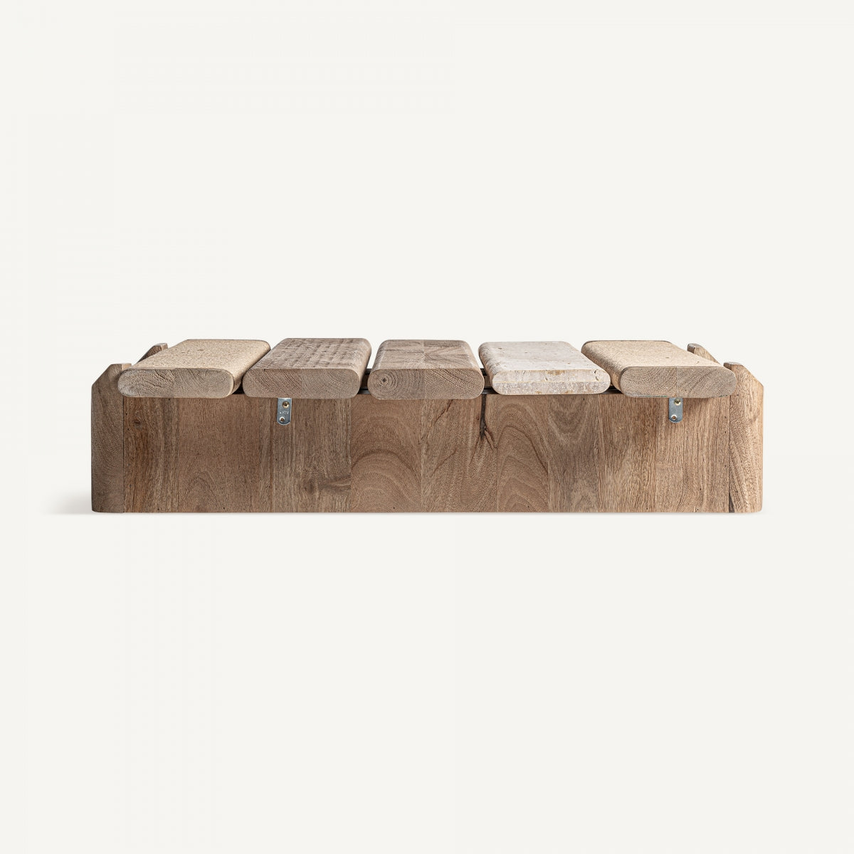 Vista lateral de mesa baja con estructura en madera natural y tablero de lamas combinadas, diseño contemporáneo VICAL