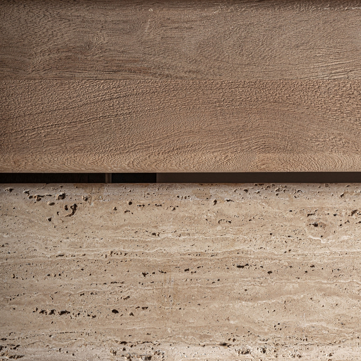 Composición de madera y piedra natural travertino, contraste de materiales nobles en mesa de centro escultórica VICAL