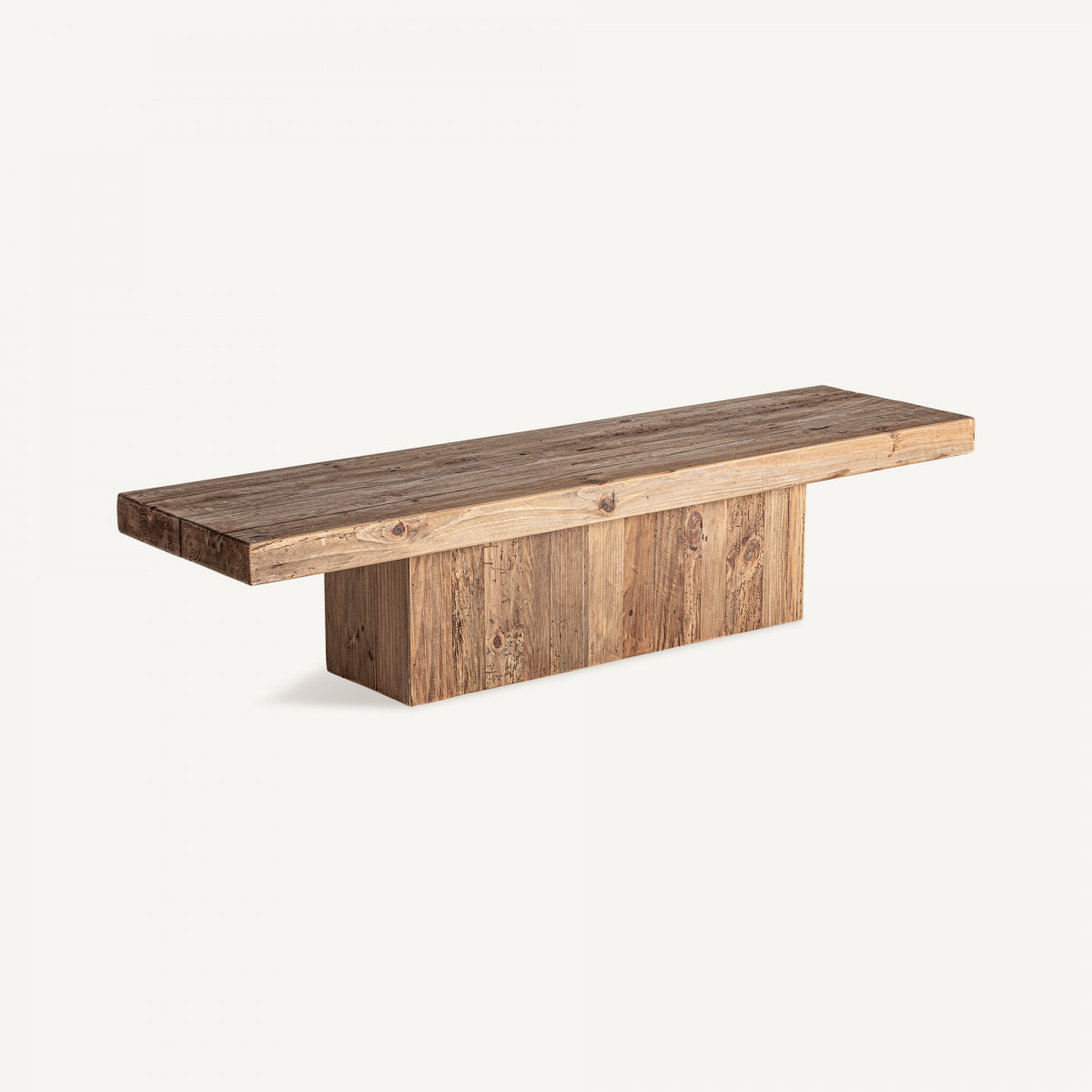 Vista angular de mesa de centro con diseño elegante, mármol blanco y estructura metálica dorada brillante.