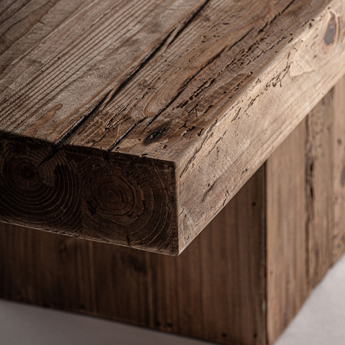 Detalle del tablero de mármol con vetas naturales en tonos blanco y gris, textura visual delicada.