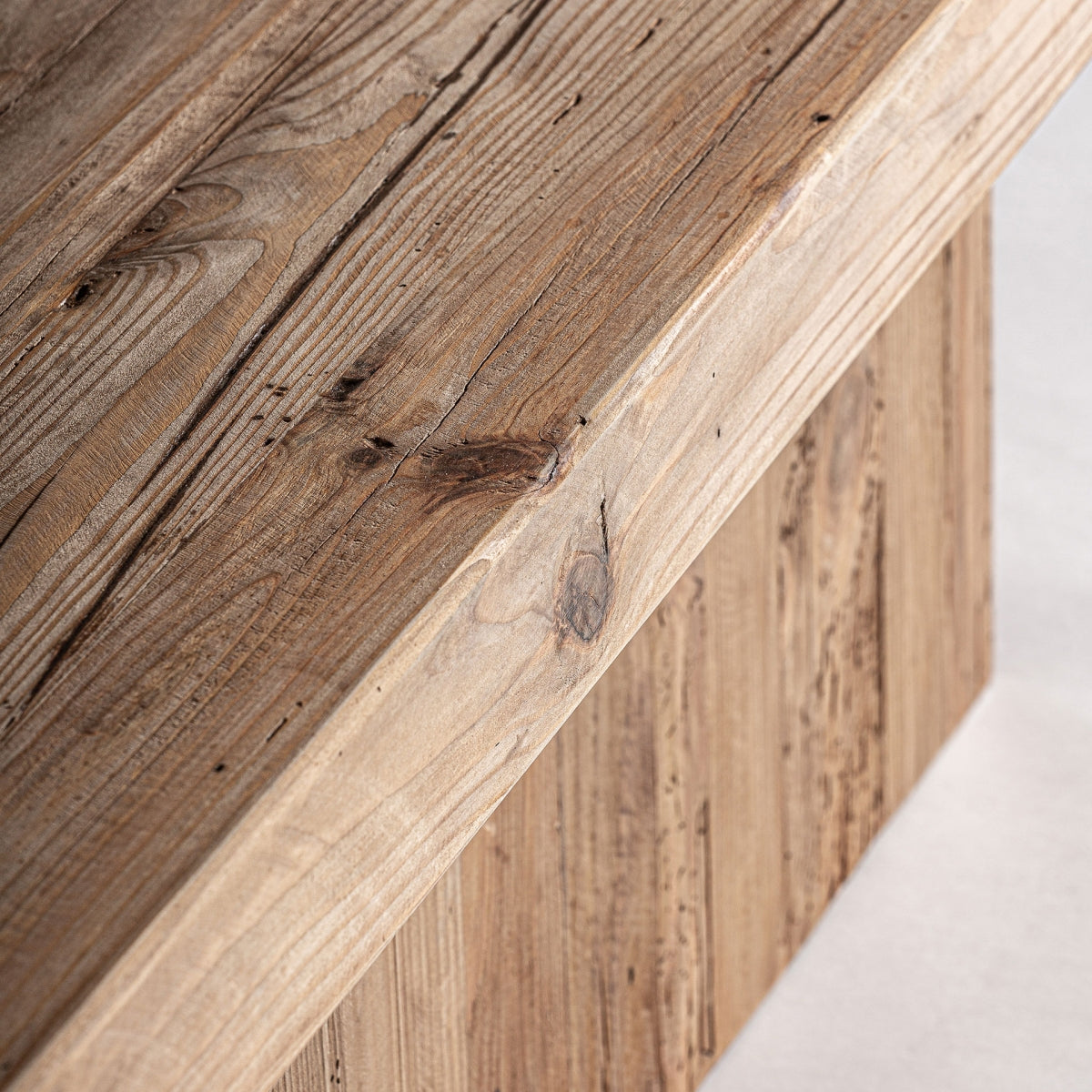 Detalle del acabado acanalado en la estructura dorada, aporta textura y distinción al diseño moderno.