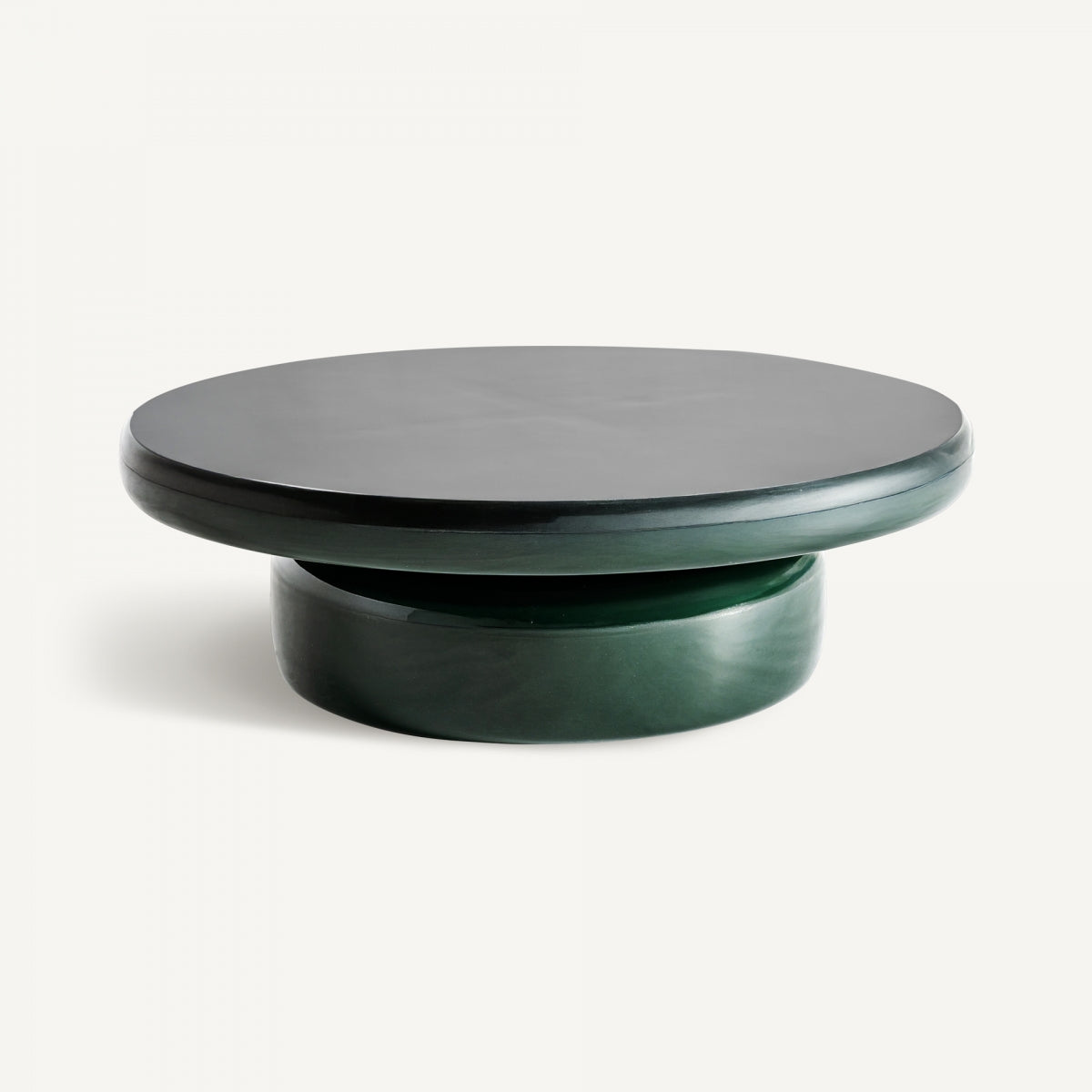 Mesa baja circular lacada en verde con acabado brillante y formas curvas