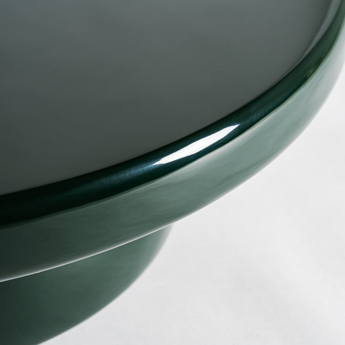 Detalle del borde biselado del sobre en acabado verde lacado de alto brillo