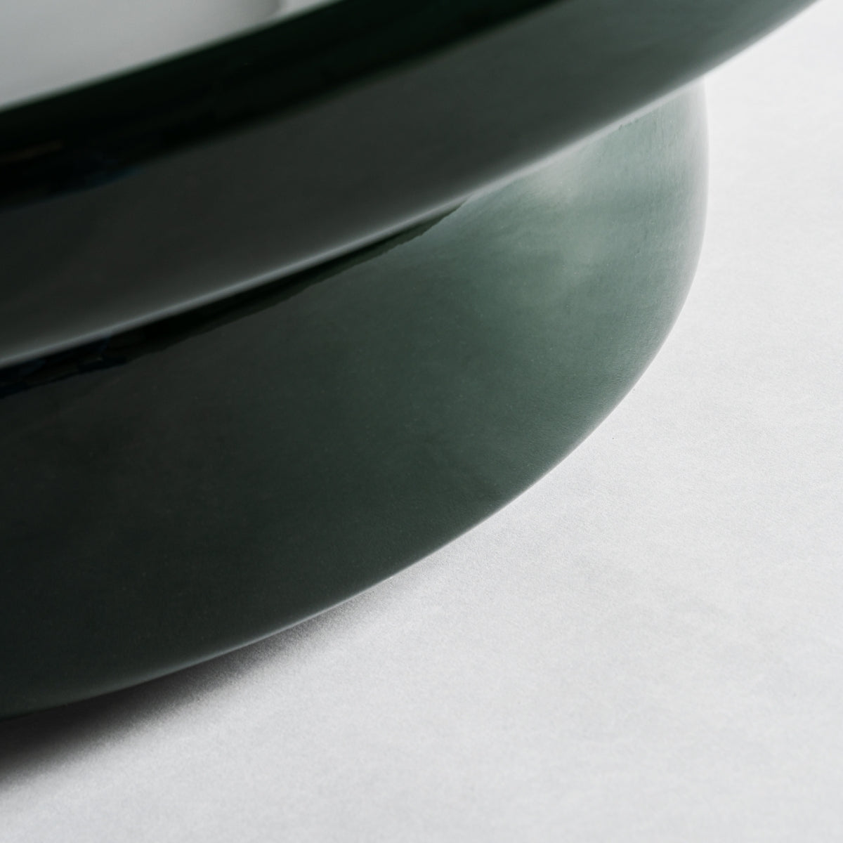Base redondeada de mesa con diseño voluminoso en tono verde intenso