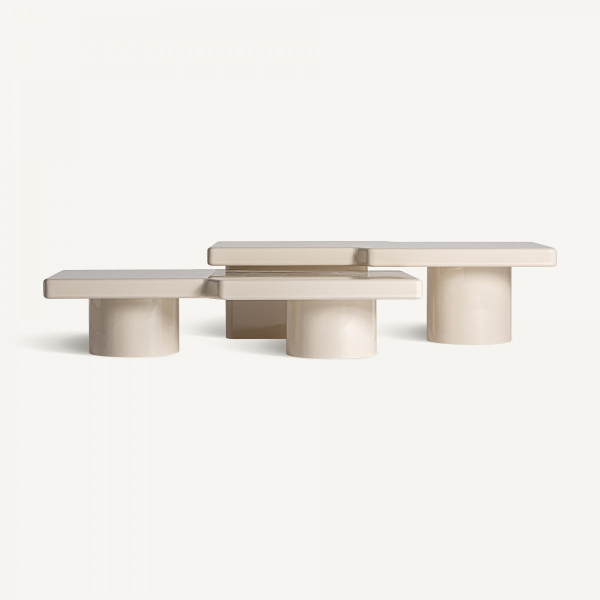 Mesa de centro beige lacada con diseño moderno en diferentes alturas y acabado brillo