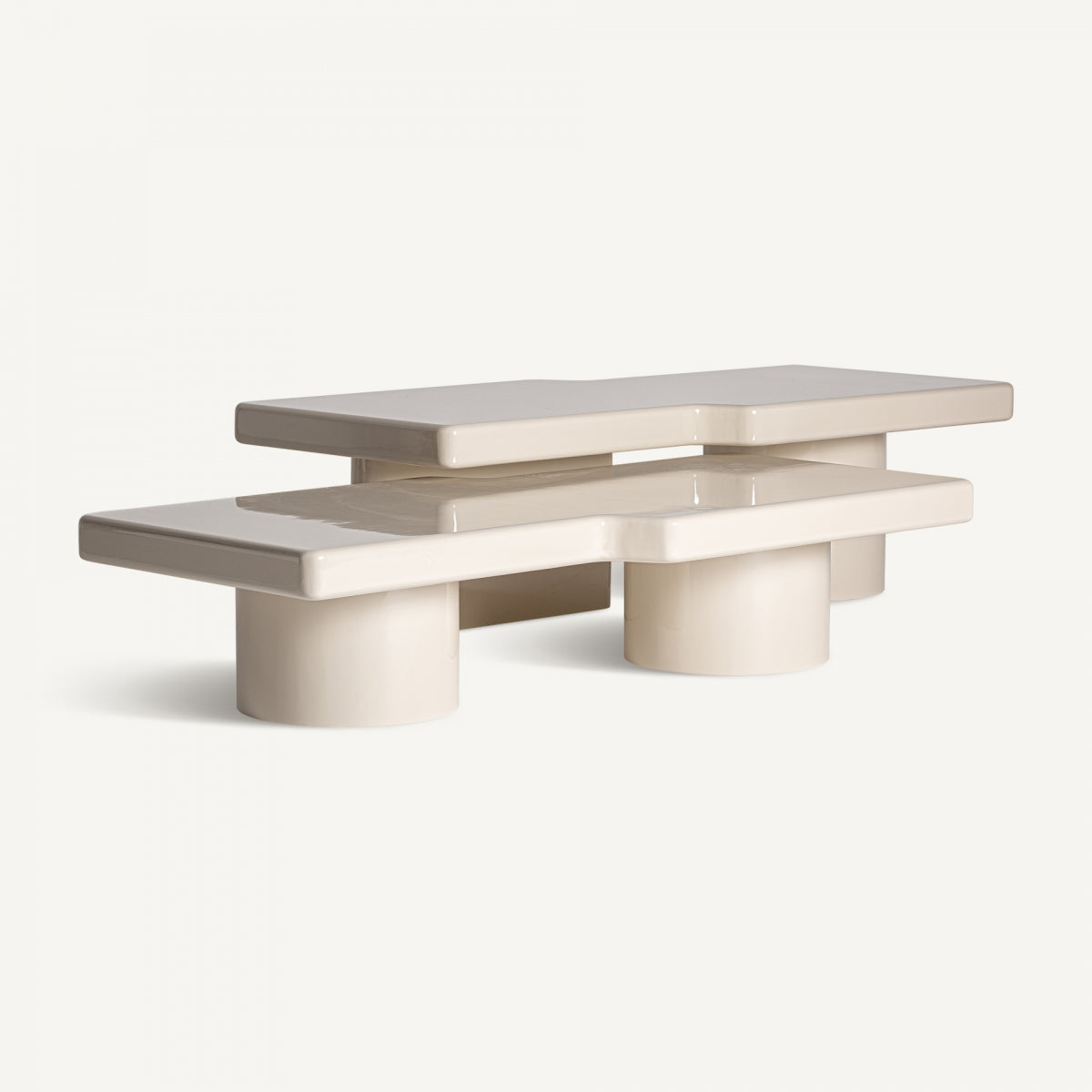 Vista lateral de mesa de centro escultural en color crema con estructura de doble nivel