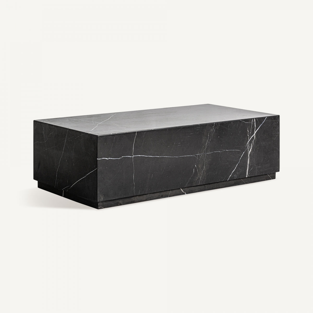 Mesa de centro de mármol negro, vista en ángulo con superficie pulida y líneas arquitectónicas, diseño elegante, boutique interiorismo VICAL