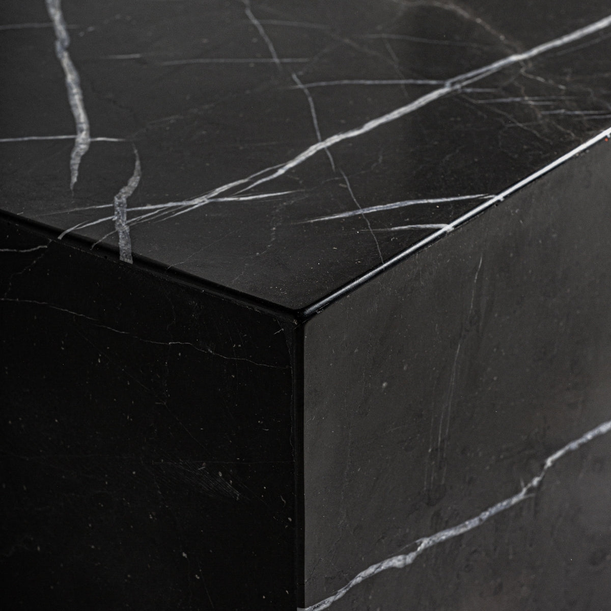Detalle de la esquina superior de la mesa de mármol negro con vetas blancas, acabado sofisticado, boutique interiorismo VICAL