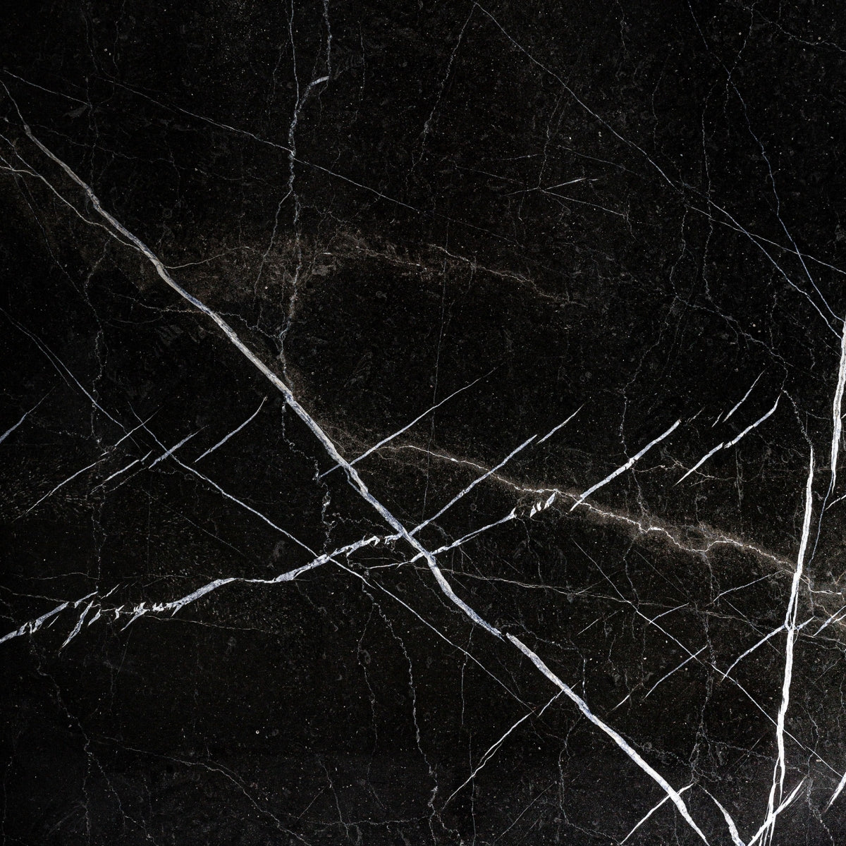Superficie de mármol negro con vetas blancas en primer plano, textura natural elegante, boutique interiorismo VICAL