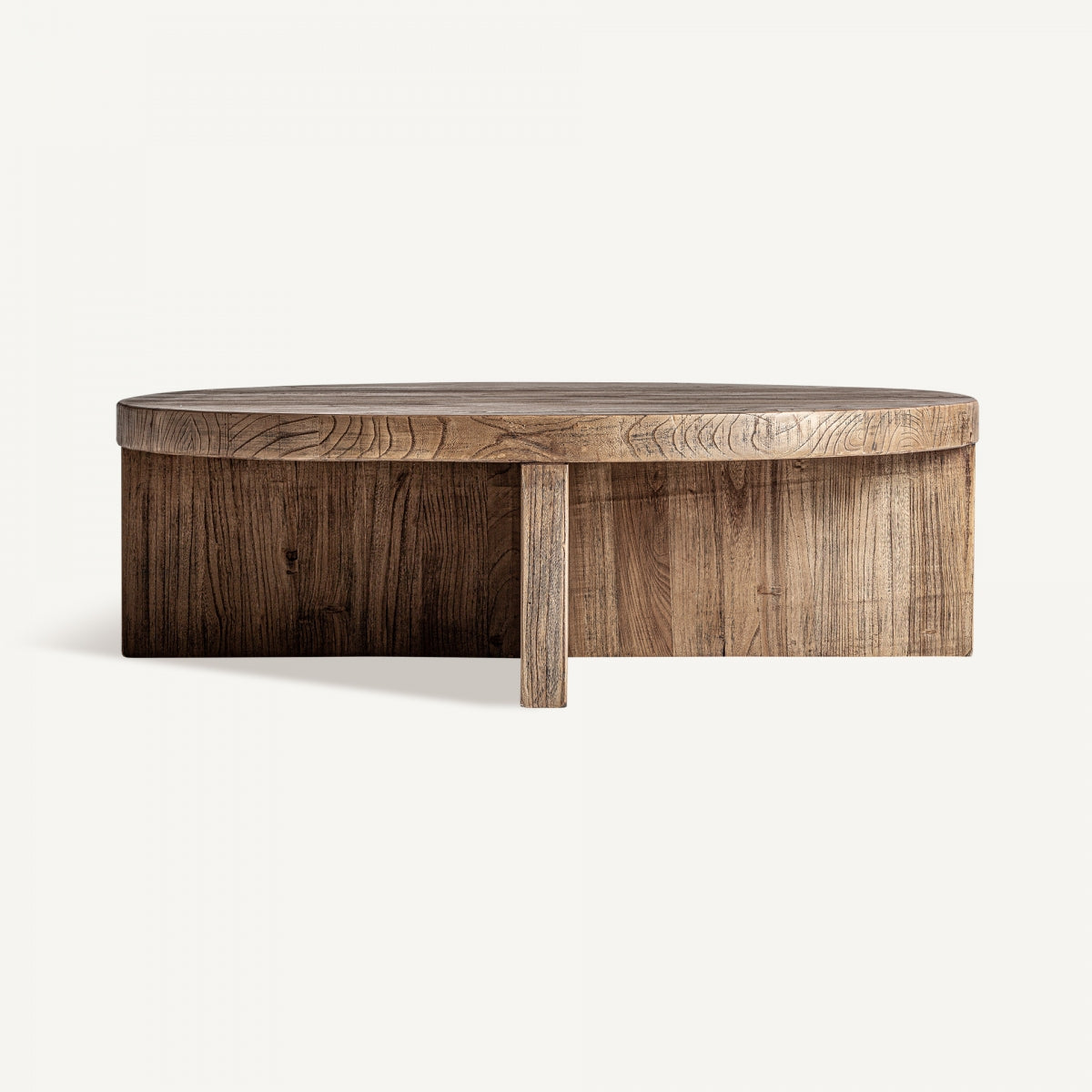 Mesa de centro baja redonda de madera con diseño rústico y presencia robusta, ideal para salones cálidos y acogedores.