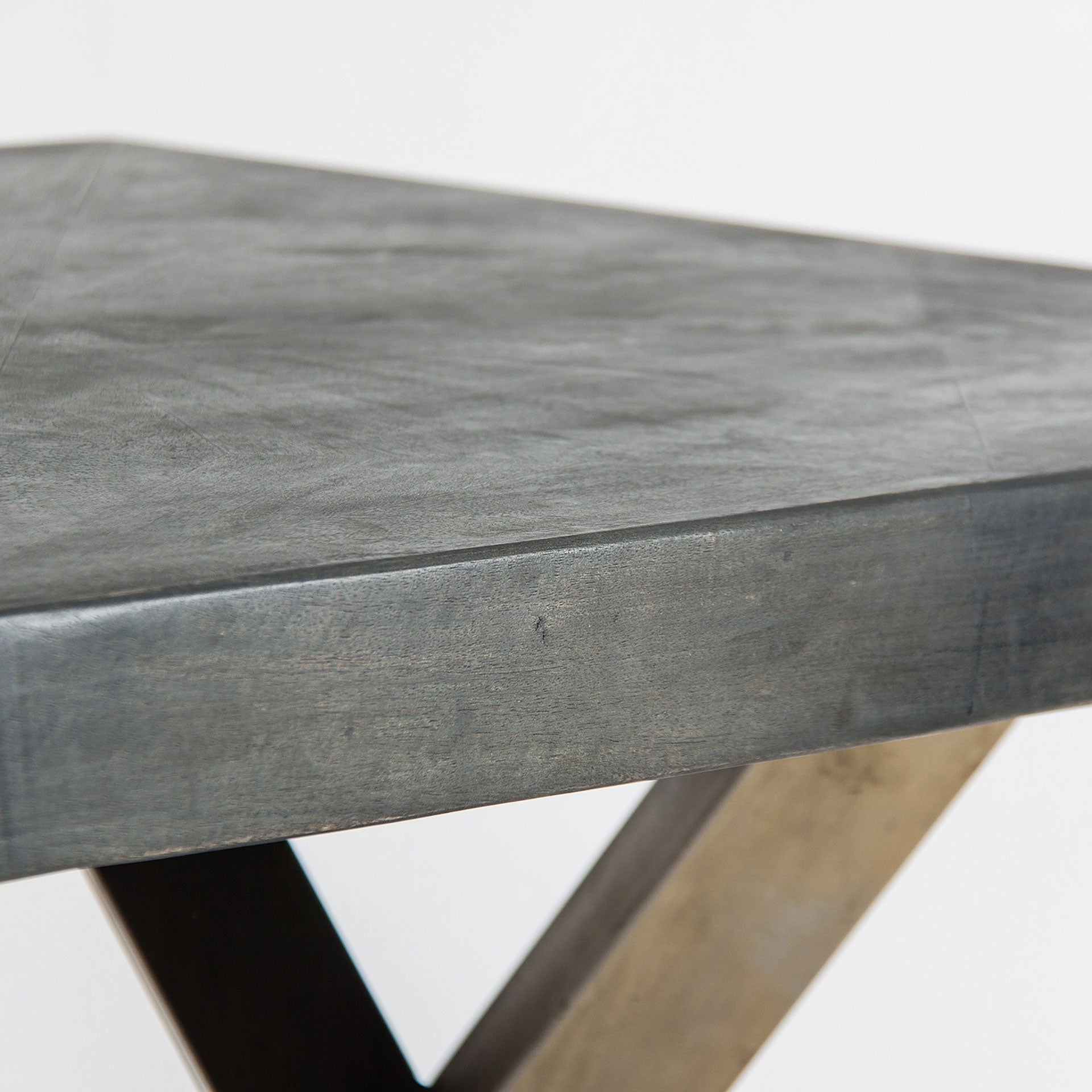 Detalle del sobre en madera oscura con acabado pulido y robusto, mesa KAPIE