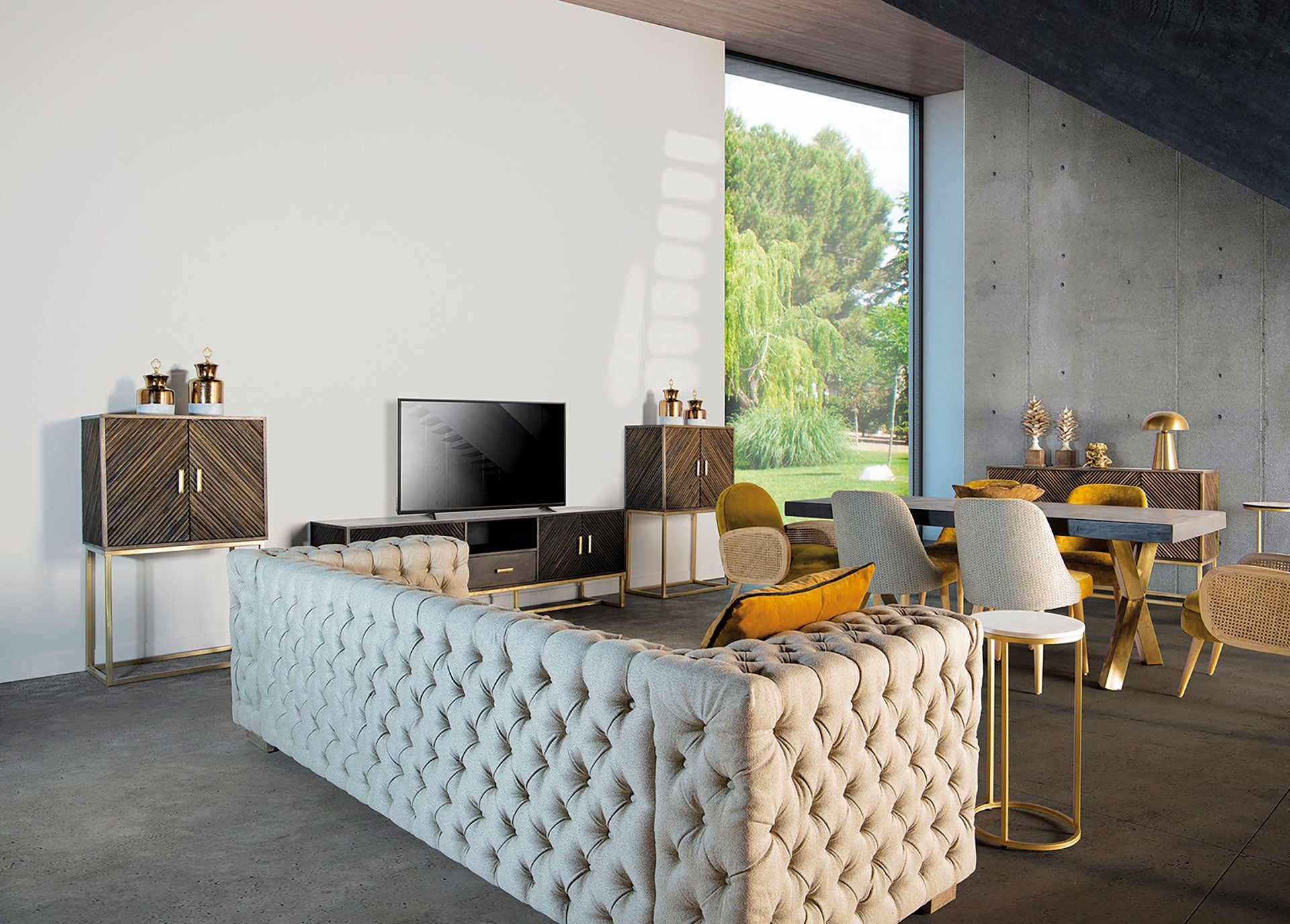 Mesa de comedor KAPIE integrada en salón moderno con toques dorados y mobiliario texturizado