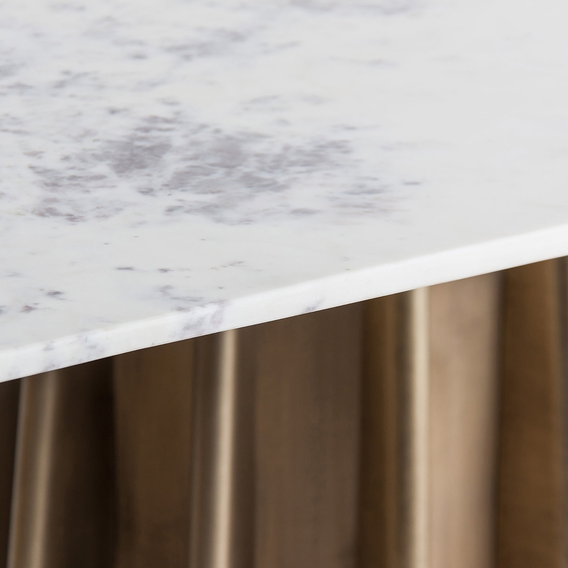 Detalle del sobre ovalado de mármol blanco veteado de la mesa LEZEY, acabado noble