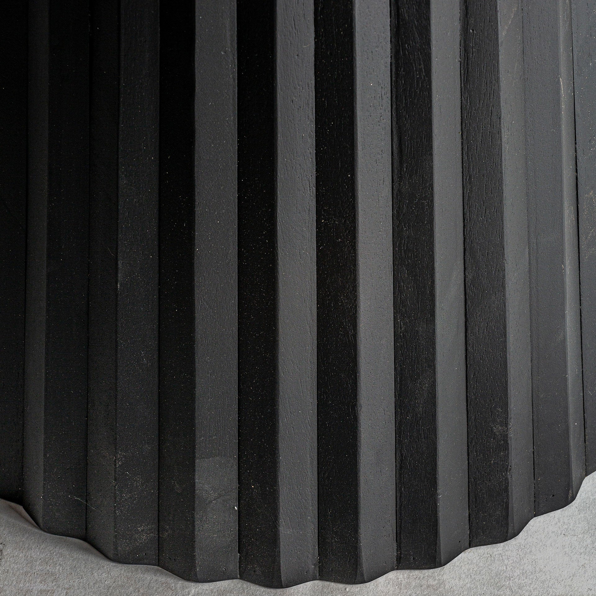 Detalle de la base del aparador Plissé Wood en madera natural, líneas verticales acanaladas