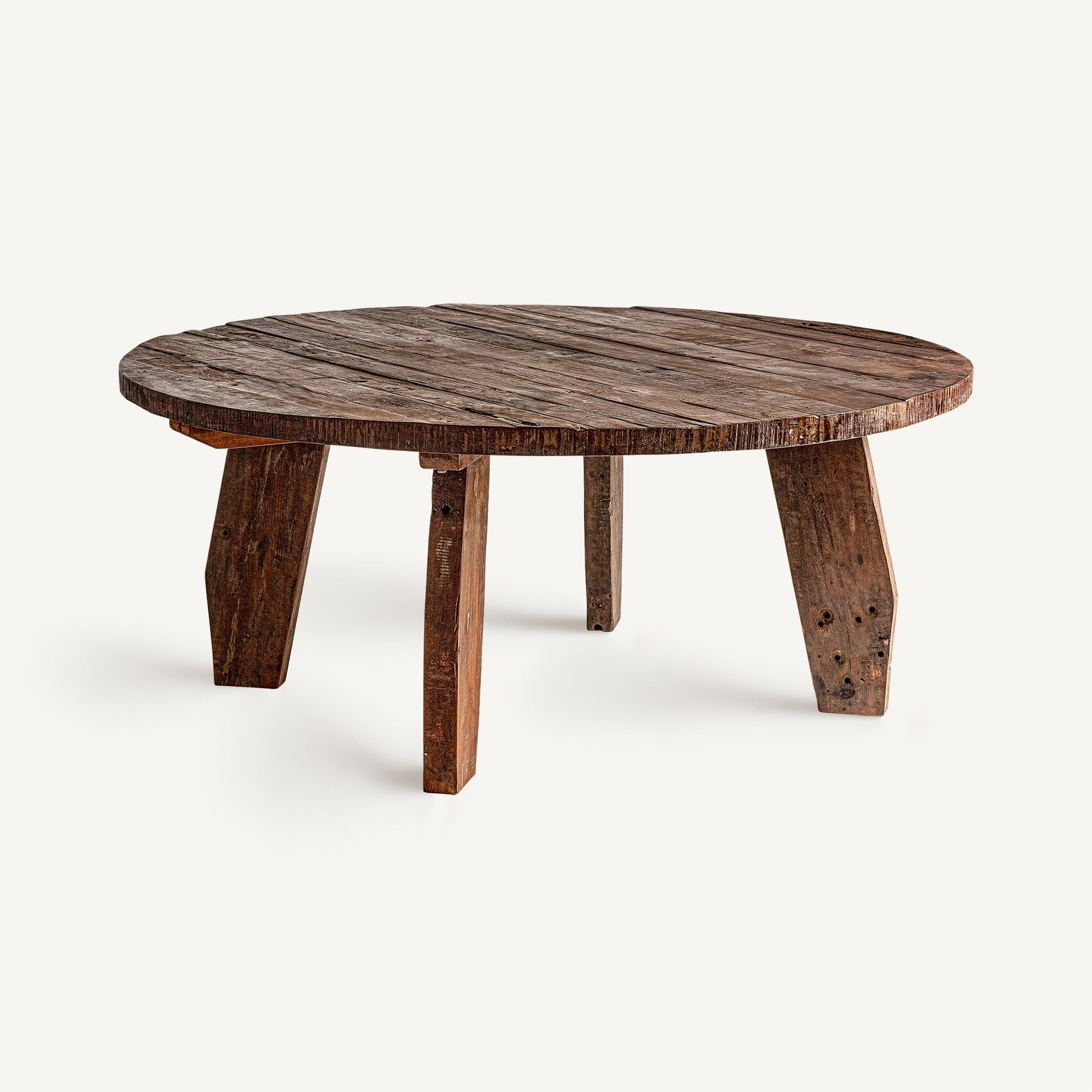 Mesa redonda Hassi en madera envejecida con patas robustas, detalle artesanal y diseño wabi-sabi – boutique interiorismo VICAL