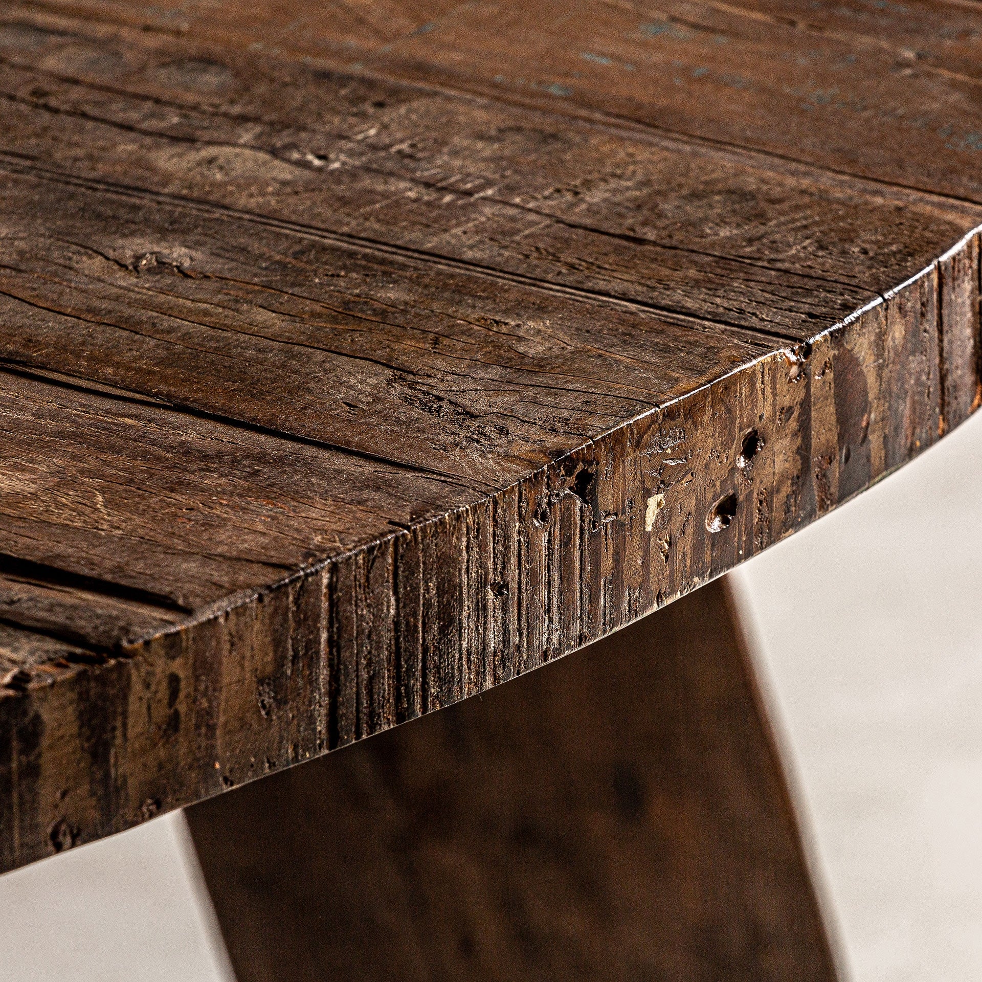 Detalle del sobre de madera maciza de la mesa Hassi, textura natural con acabado envejecido – boutique interiorismo VICAL