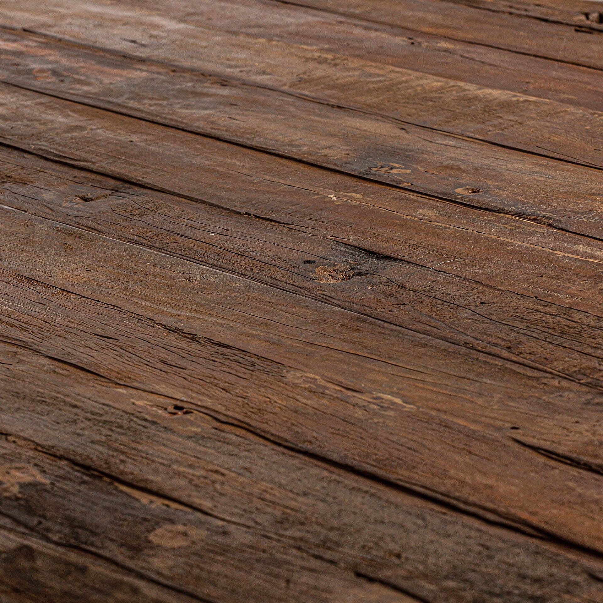 Vista en detalle del tablero rústico de la mesa Hassi, vetas y marcas naturales en madera de mango – boutique interiorismo VICAL