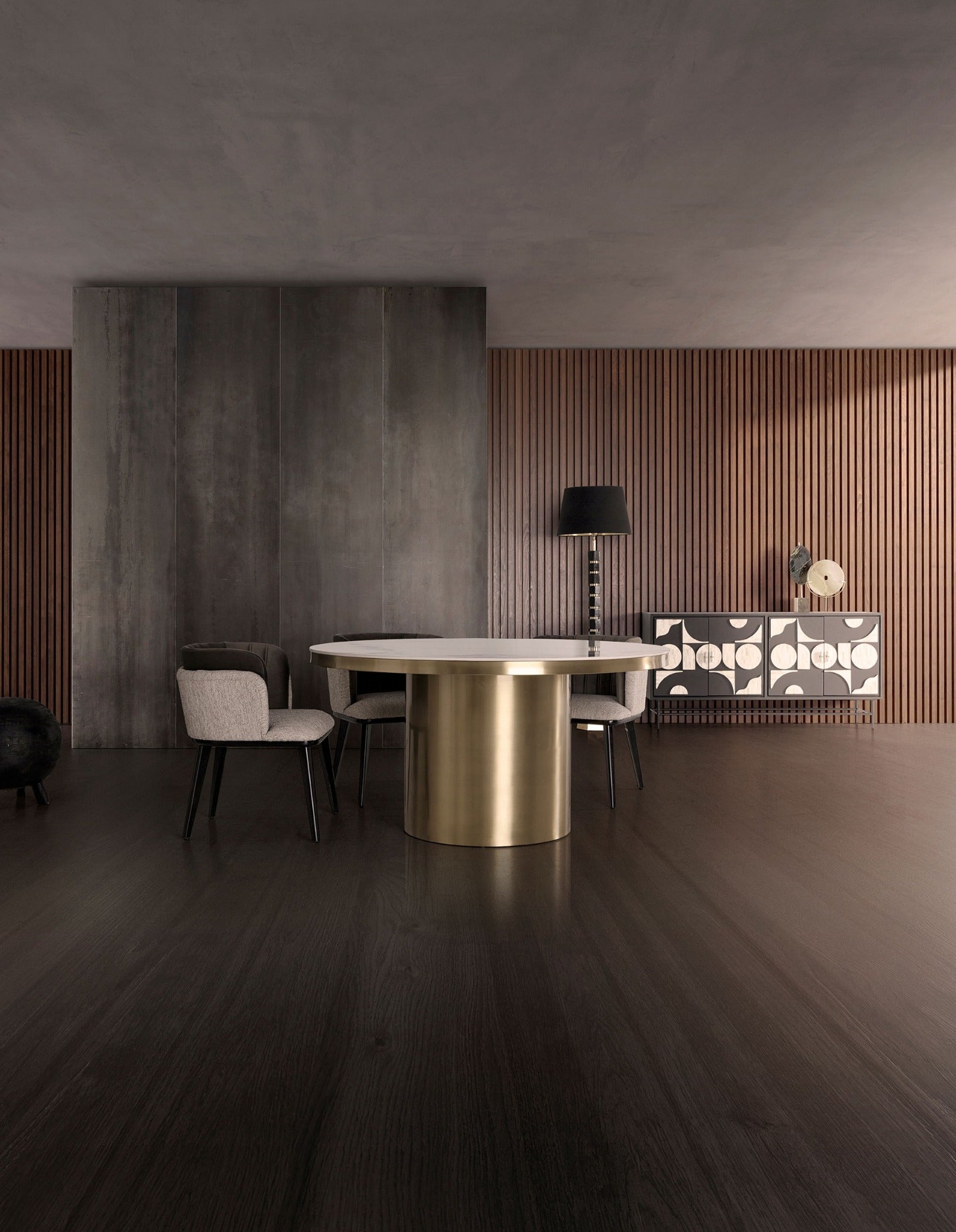 Mesa comedor Astach en ambiente decorativo moderno, con sillas tapizadas y fondo de madera acanalada.