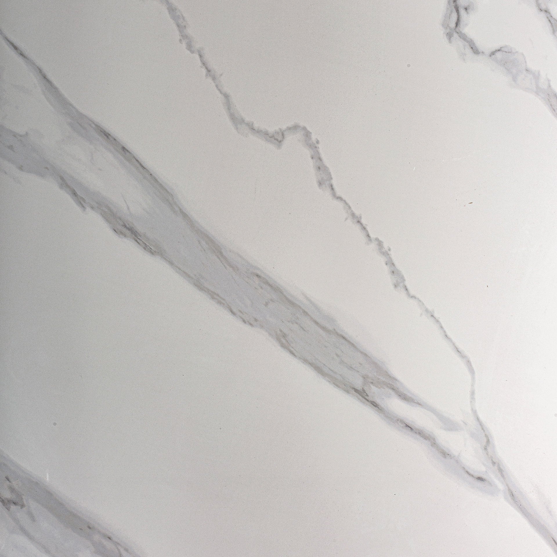Superficie porcelánica blanca con vetas grises de mesa de comedor, acabado elegante y minimalista