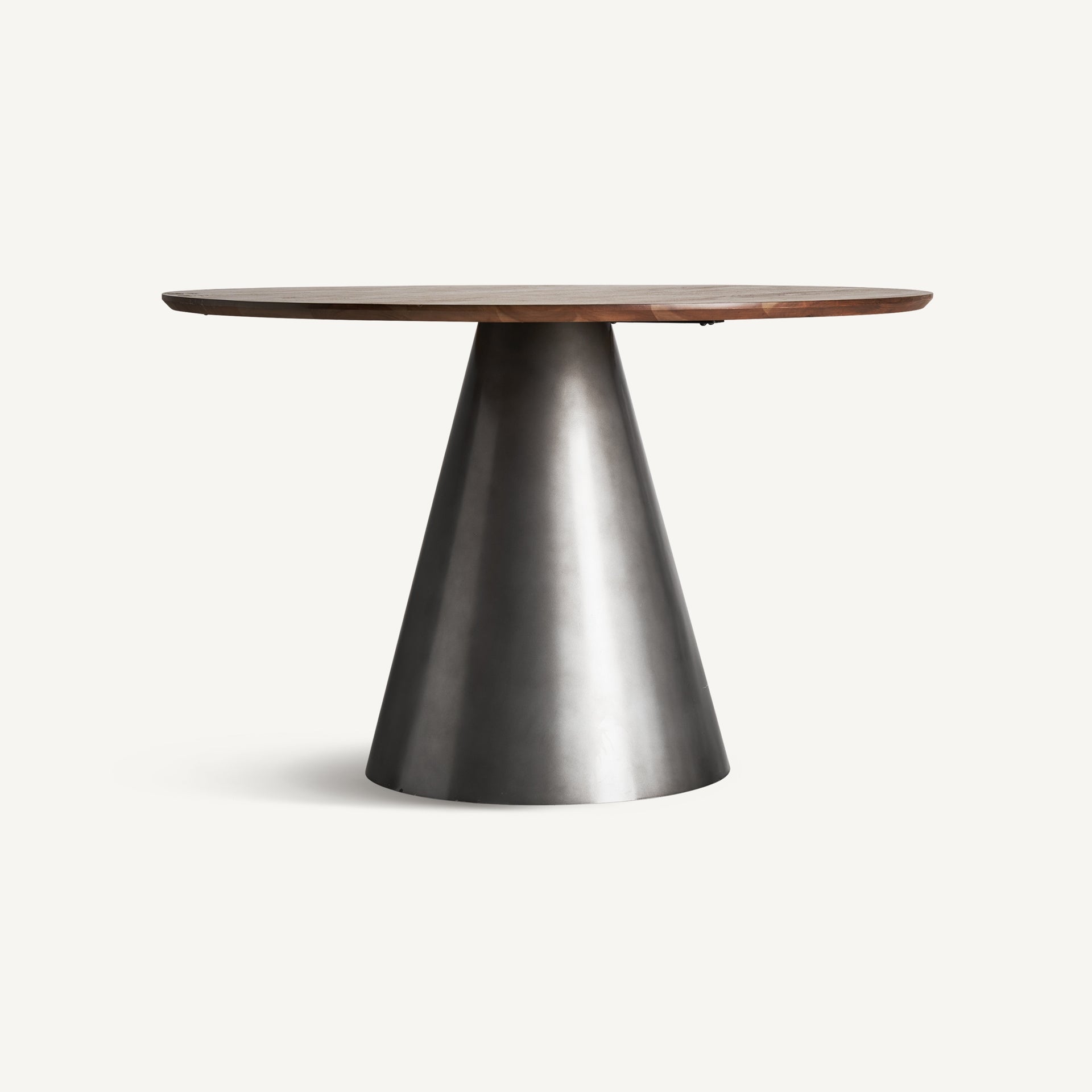 Mesa redonda de comedor con tablero de madera y base cónica de hierro, estilo contemporáneo, imagen general