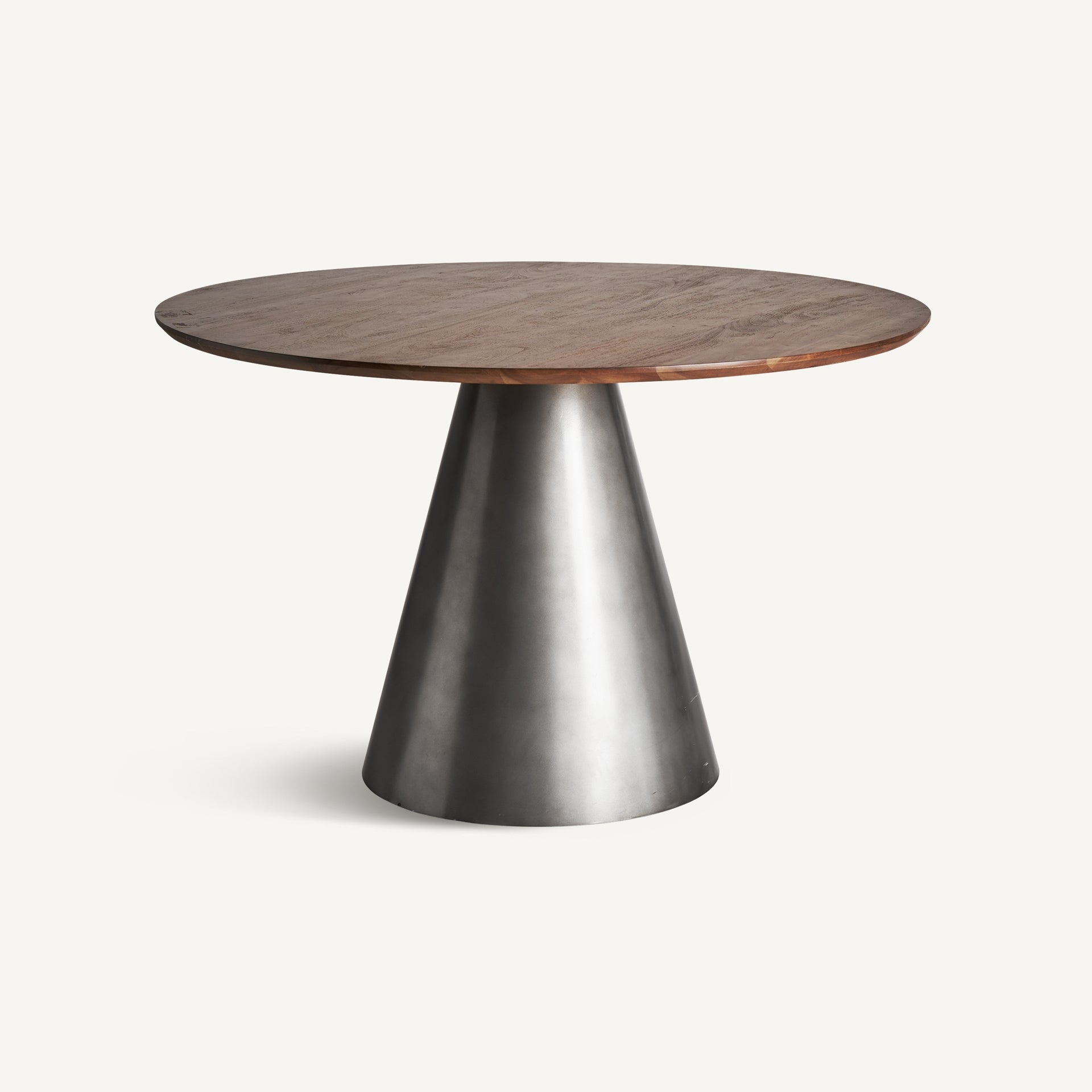 Mesa de comedor con base metálica en acabado plata vista frontal, diseño moderno y elegante
