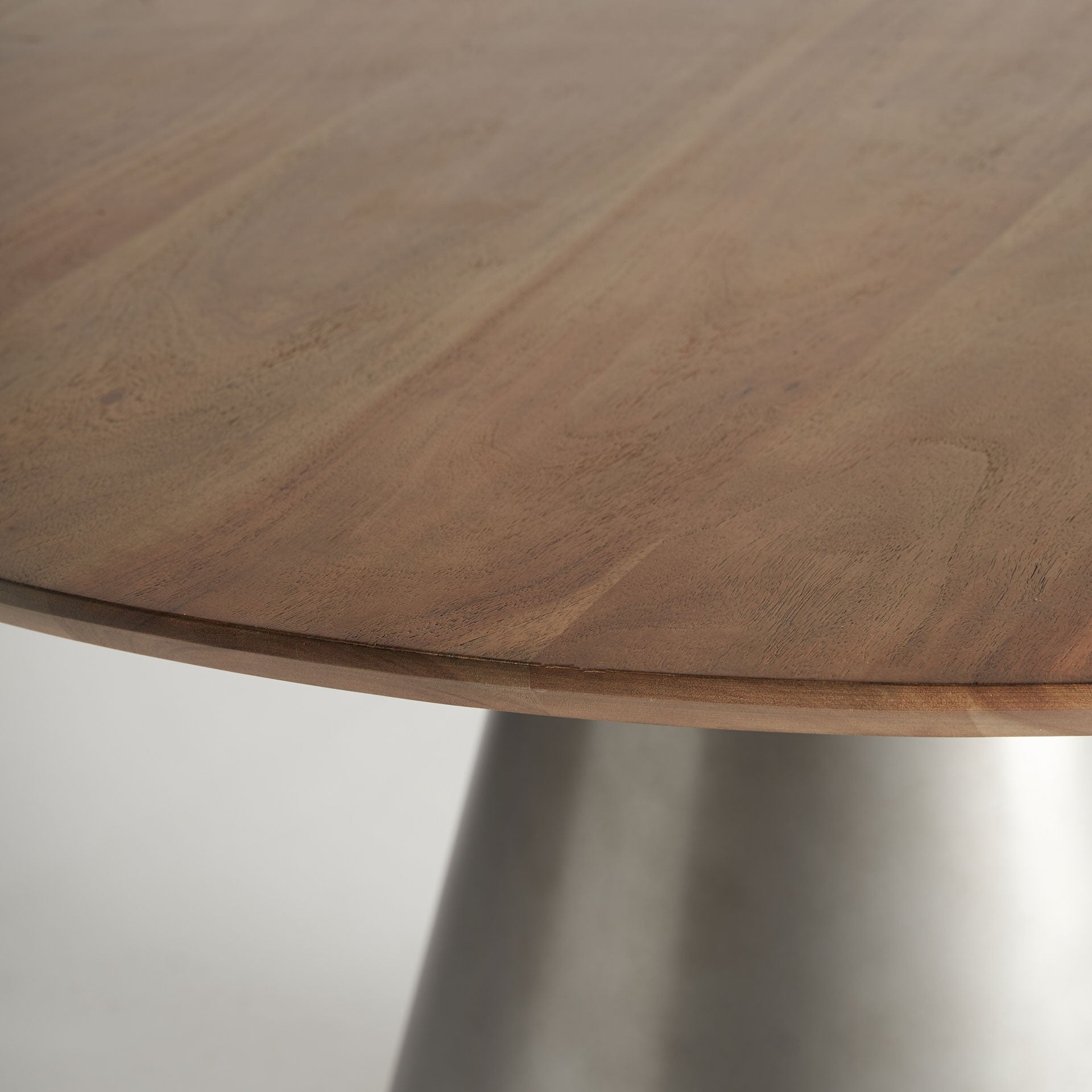 Mesa Bethon con estructura de hierro y tablero de madera de mango natural, vista en perspectiva