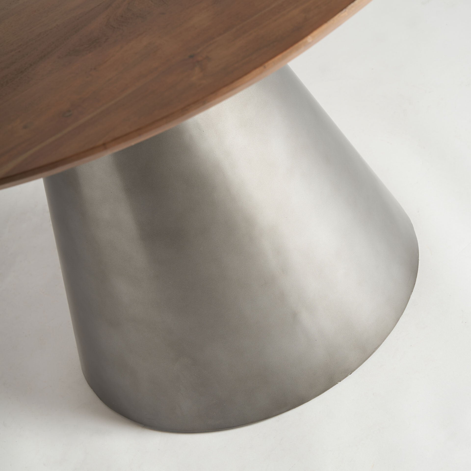 Detalle del tablero en madera de mango natural de la mesa redonda Bethon, diseño moderno