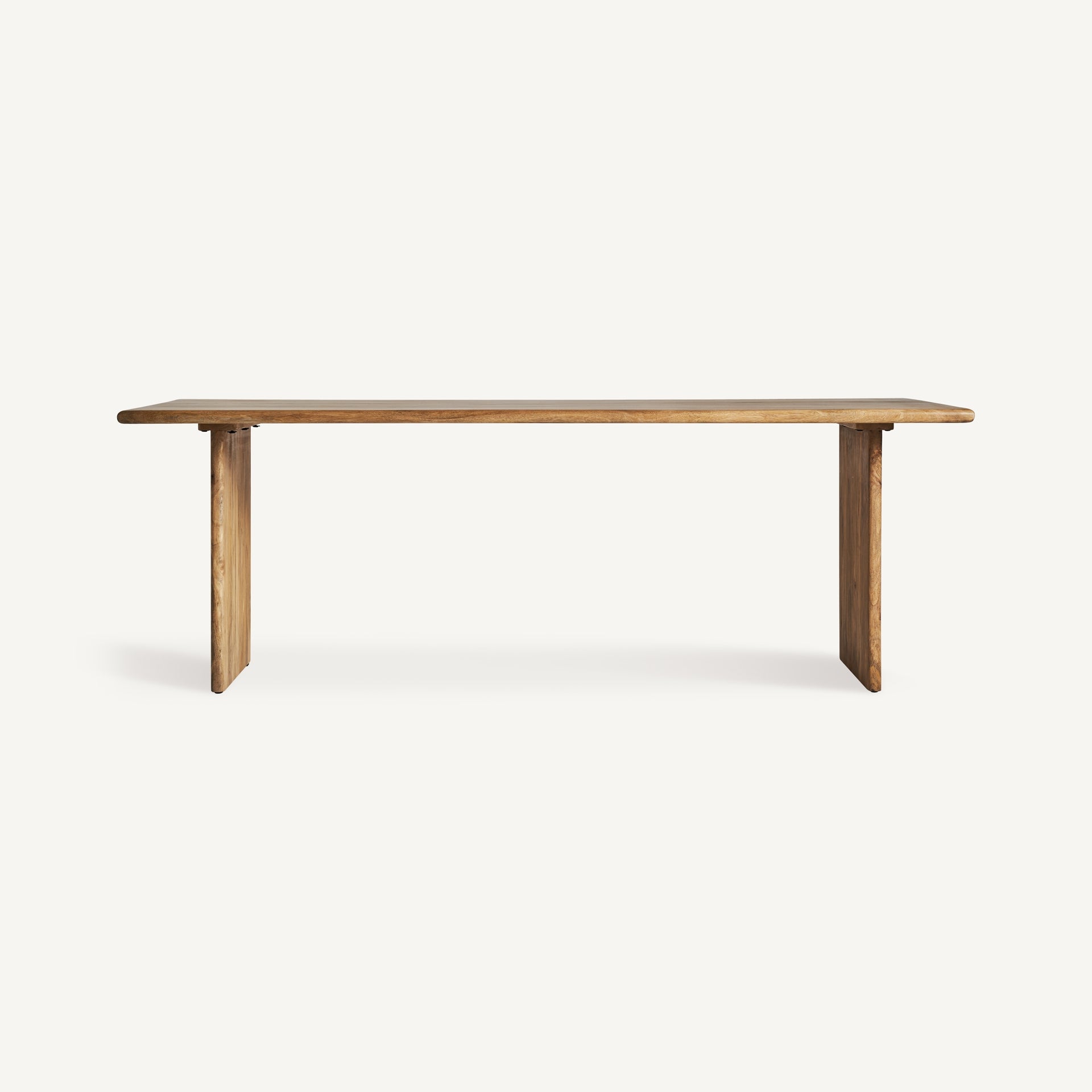 Vista frontal de la mesa comedor Buhl en madera de mango natural con estructura rectangular robusta de estilo rústico.