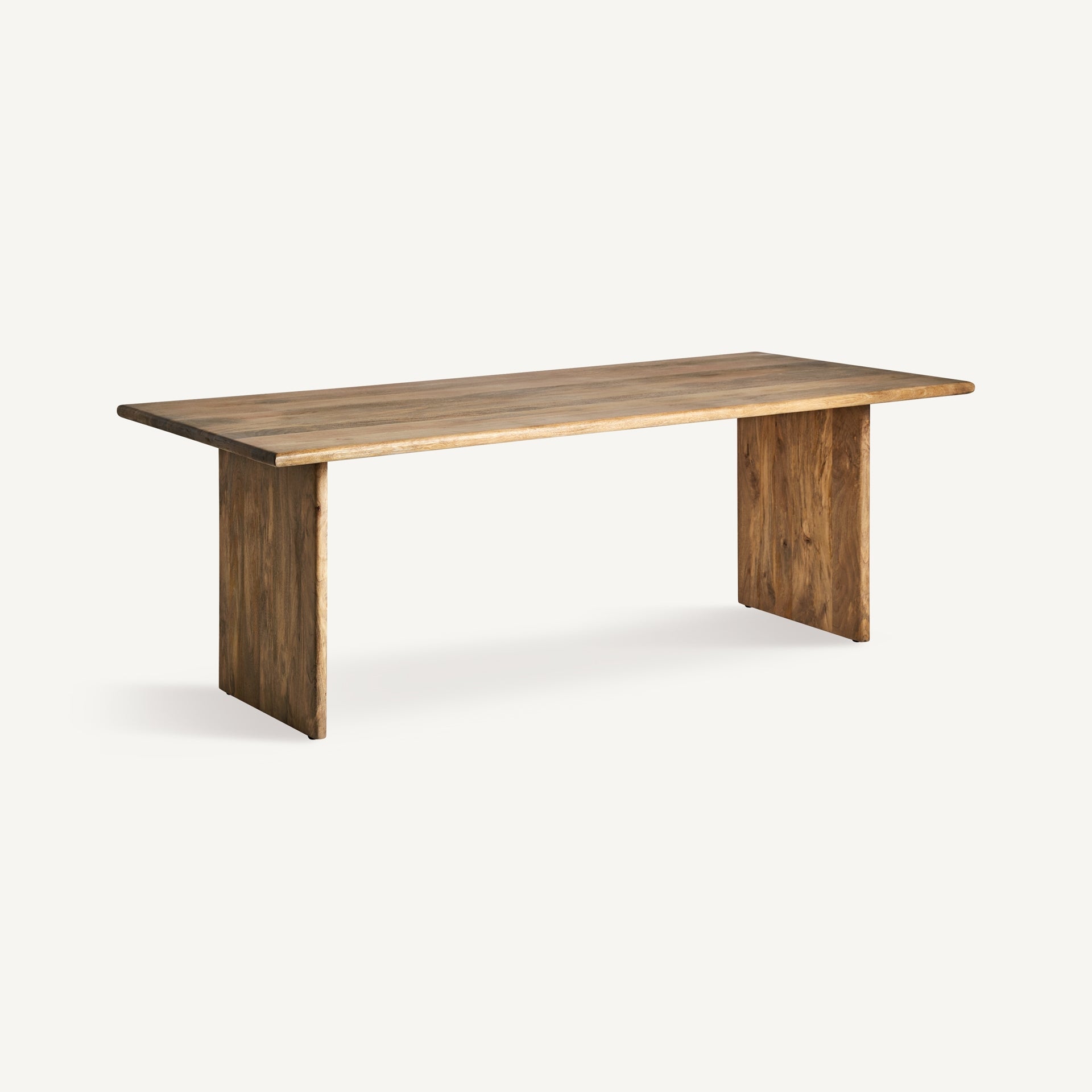 Detalle del sobre de madera natural de la mesa Buhl, con vetas visibles que aportan carácter y calidez.