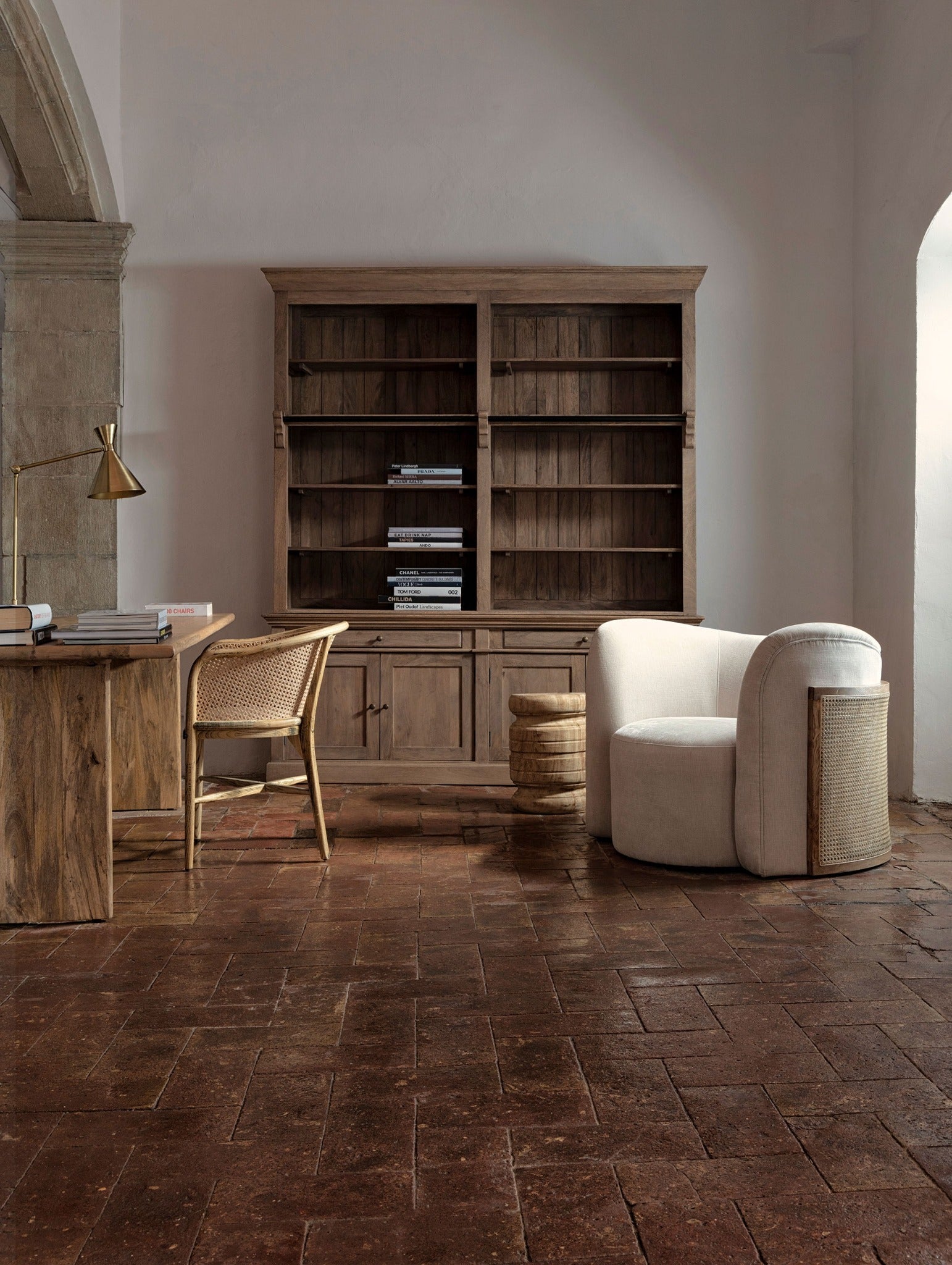 Escena completa de comedor con la mesa Buhl en ambiente acogedor y natural.