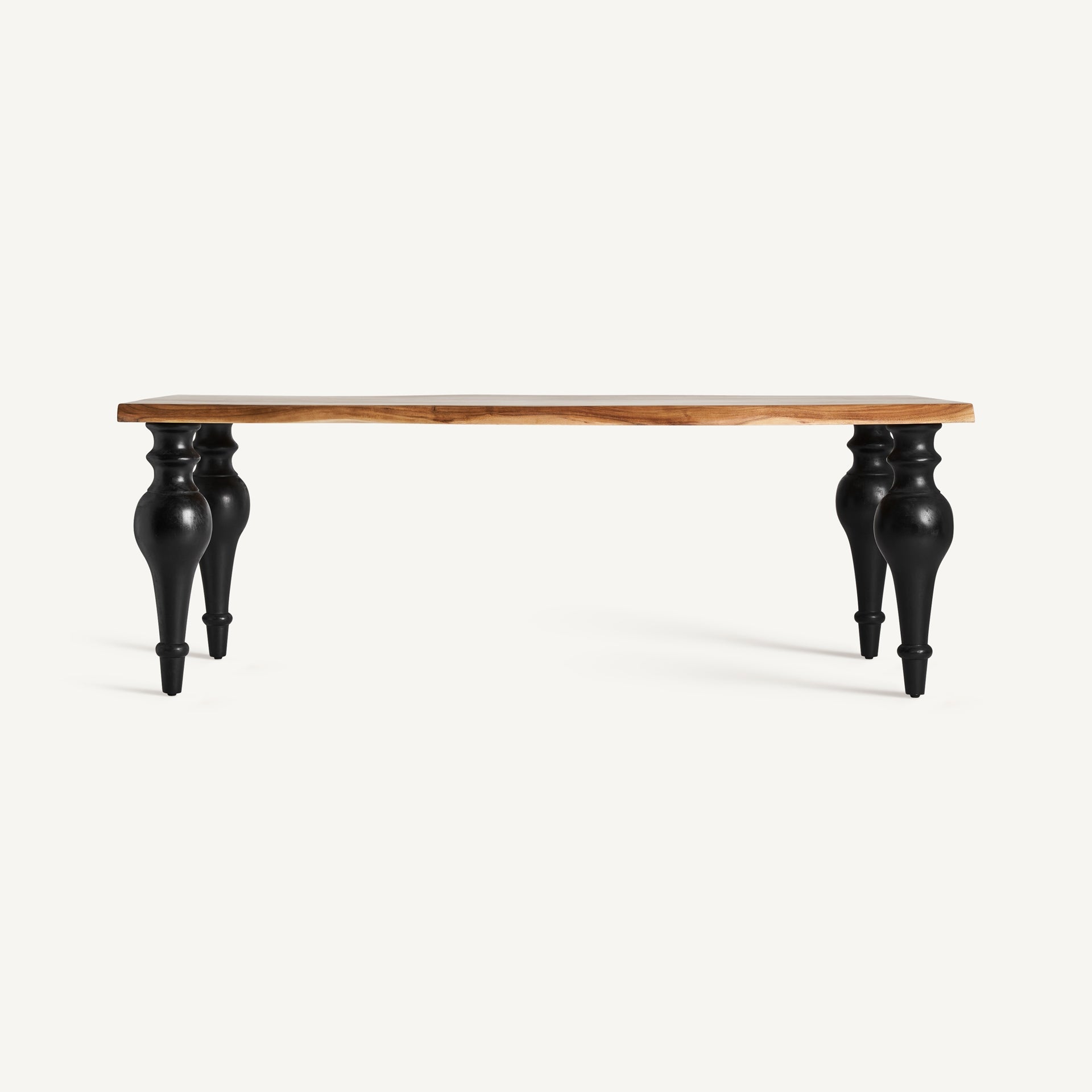 Vista frontal del aparador Zenica en madera natural con patas metálicas negras, diseño contemporáneo