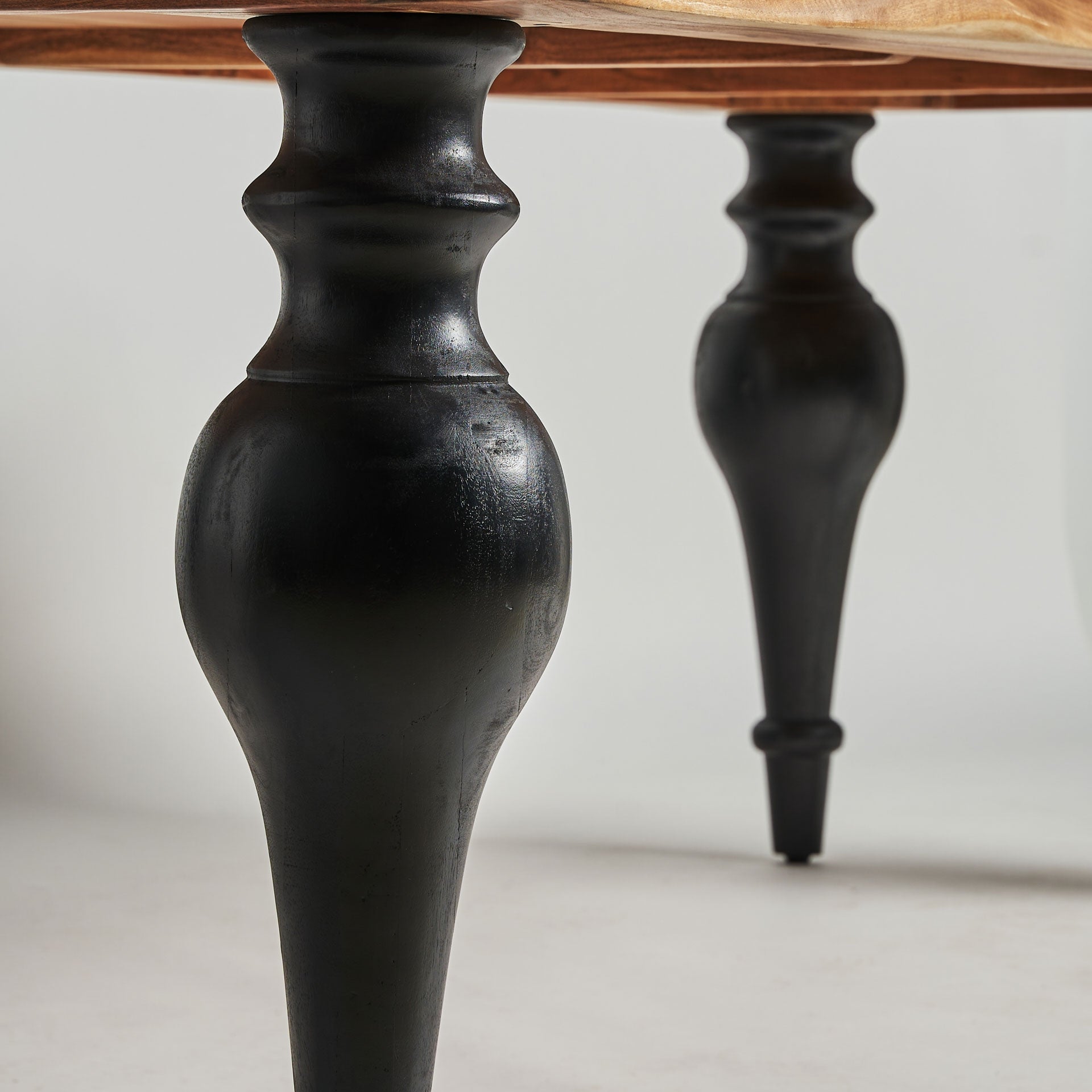 Detalle del tirador y superficie de madera natural texturizada