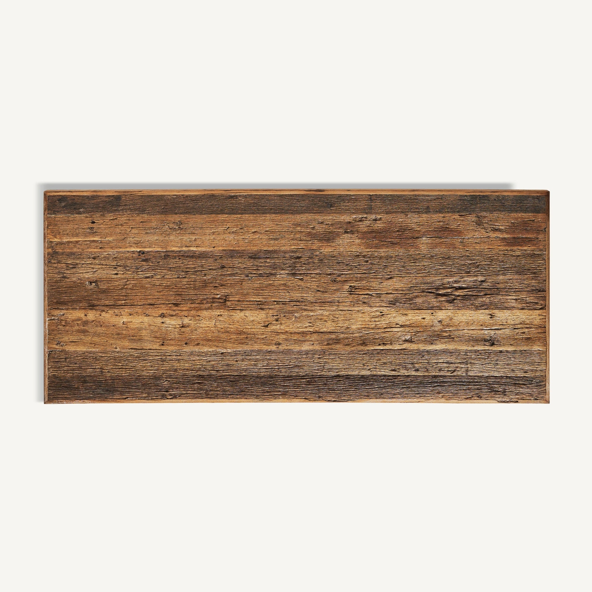Detalle de la esquina de la mesa con canto liso y textura de madera natural en acabado rústico