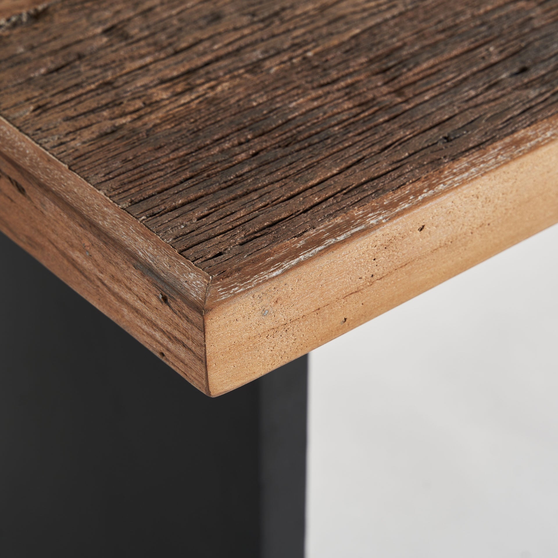 Primer plano de la textura rugosa de la superficie en madera reciclada, estilo envejecido