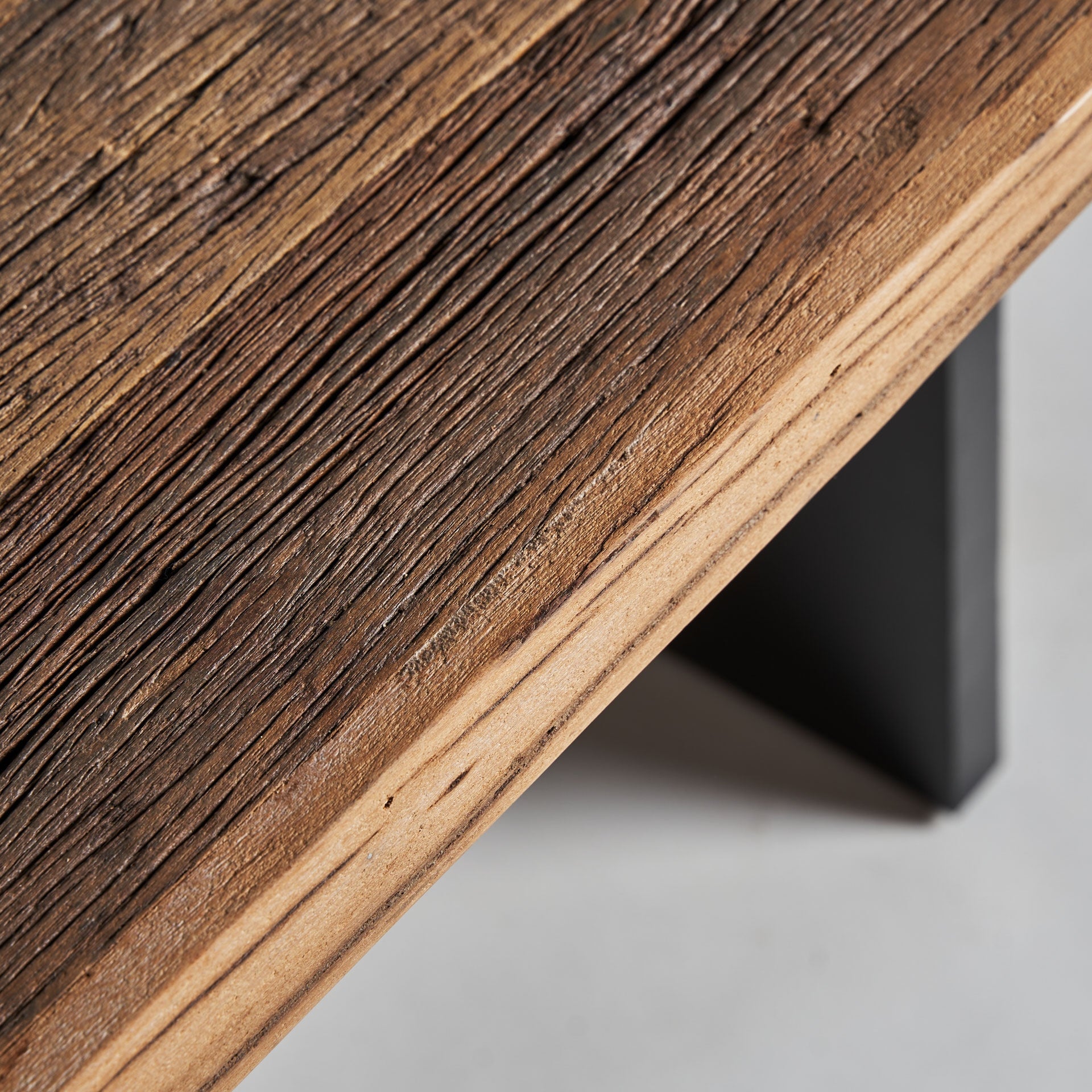 Mesa de comedor integrada en ambiente rústico-colonial con sillas de madera y decoración artesanal