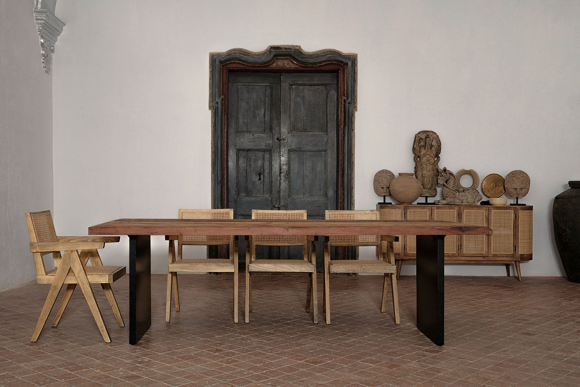Mesa de comedor rectangular de madera reciclada con patas de hierro negro, estilo rústico-colonial