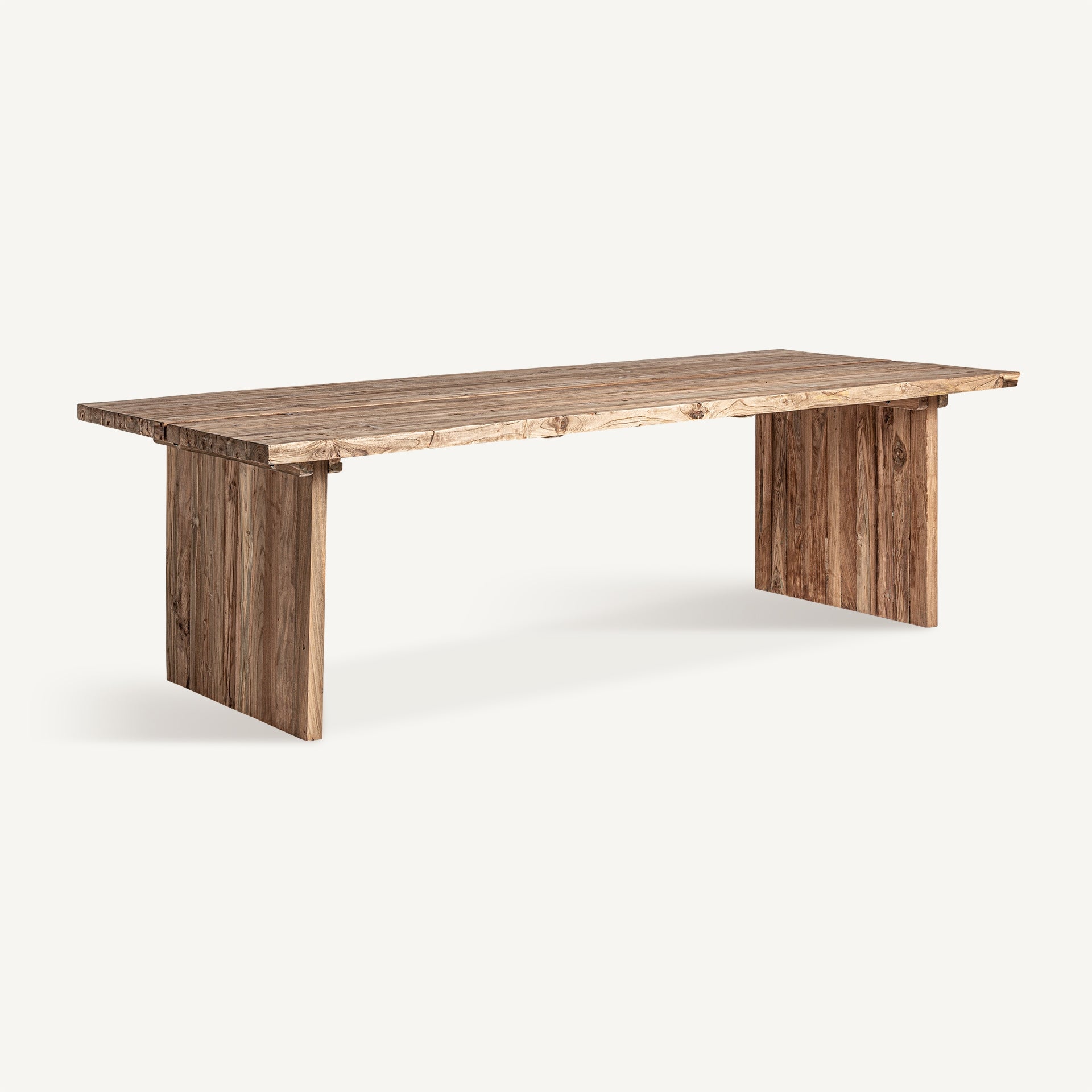 Vista lateral de mesa comedor artesanal en madera rústica, ideal para ambientes cálidos y naturales