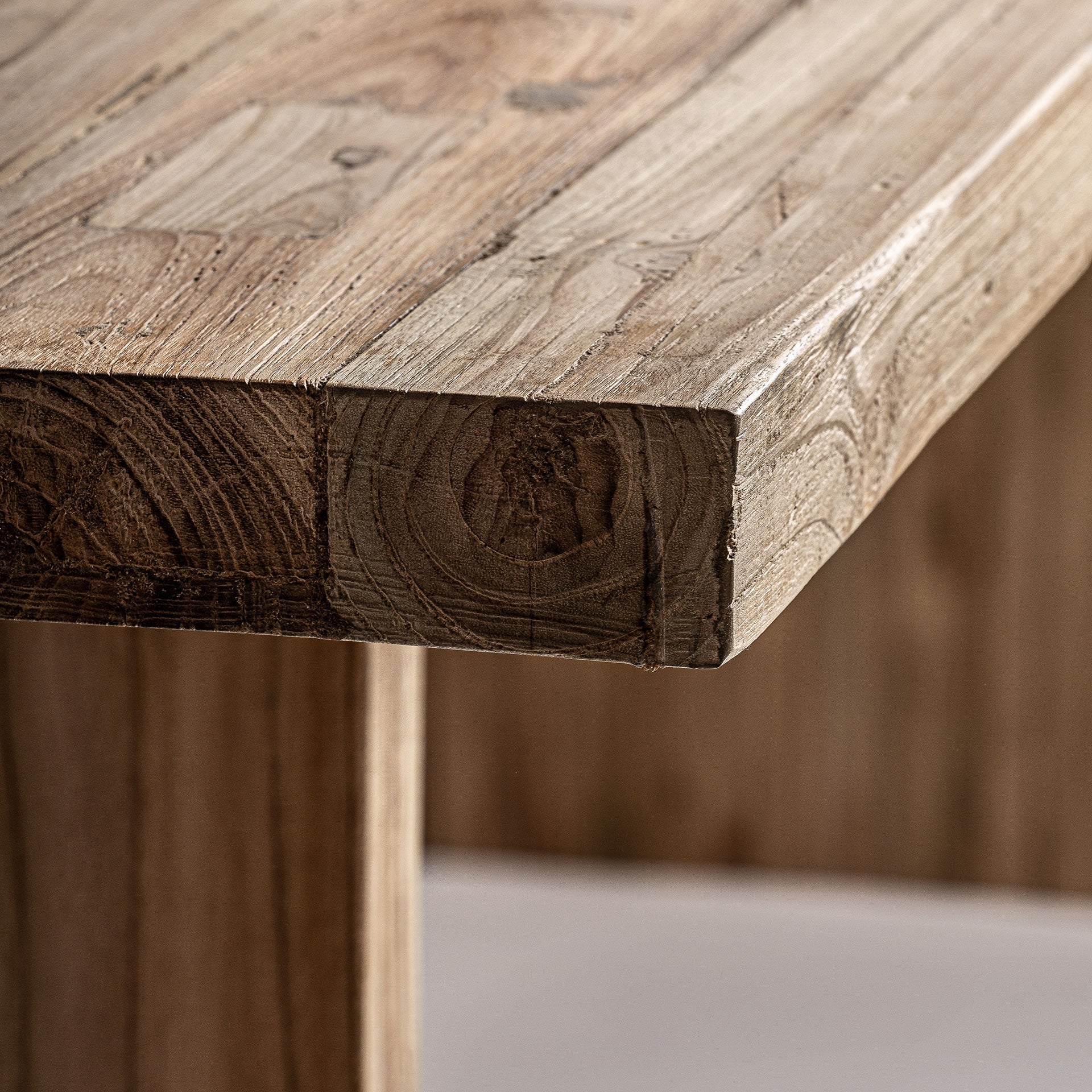 Detalle del canto de la mesa con vetas profundas de la madera de teca natural reciclada