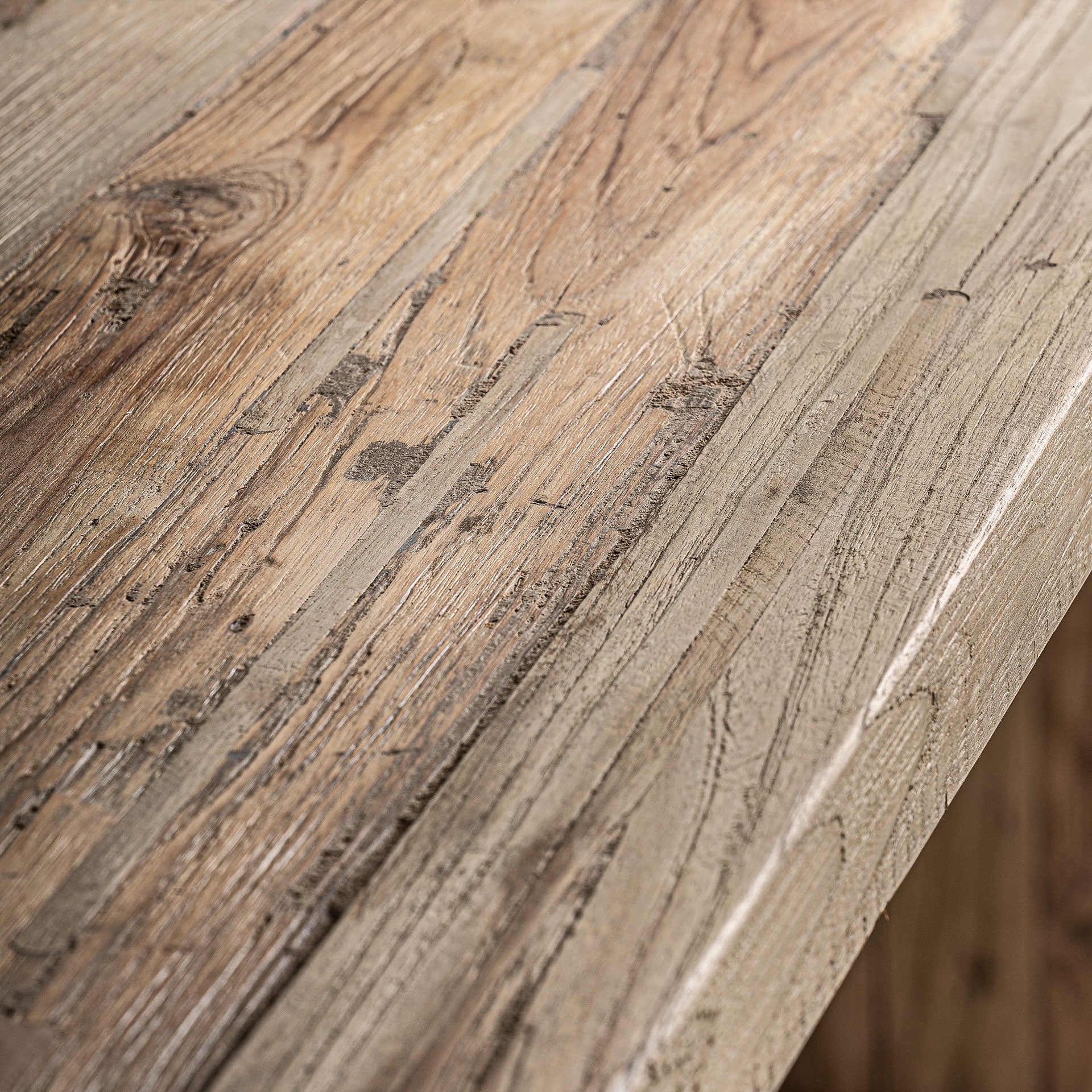 Primer plano de la textura orgánica de la madera reciclada en acabado natural sin tratar