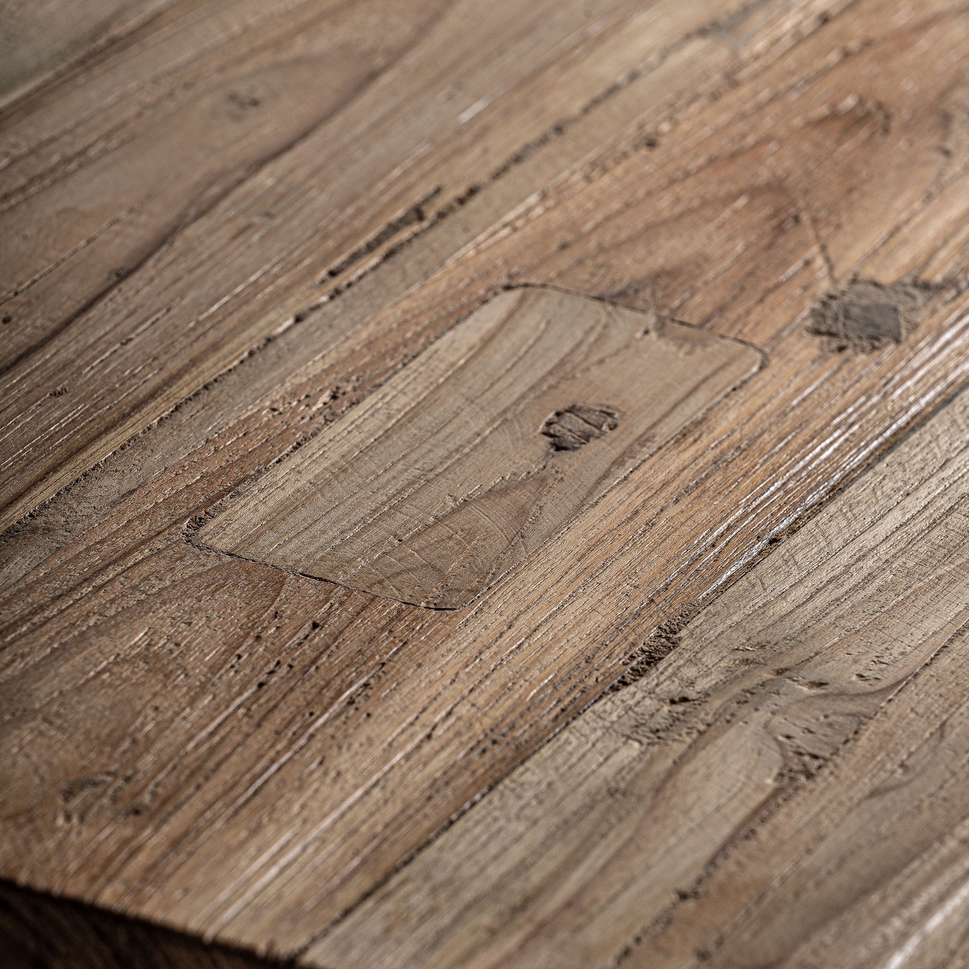 Superficie de la mesa con vetas marcadas y detalles rústicos que evocan la autenticidad de la madera