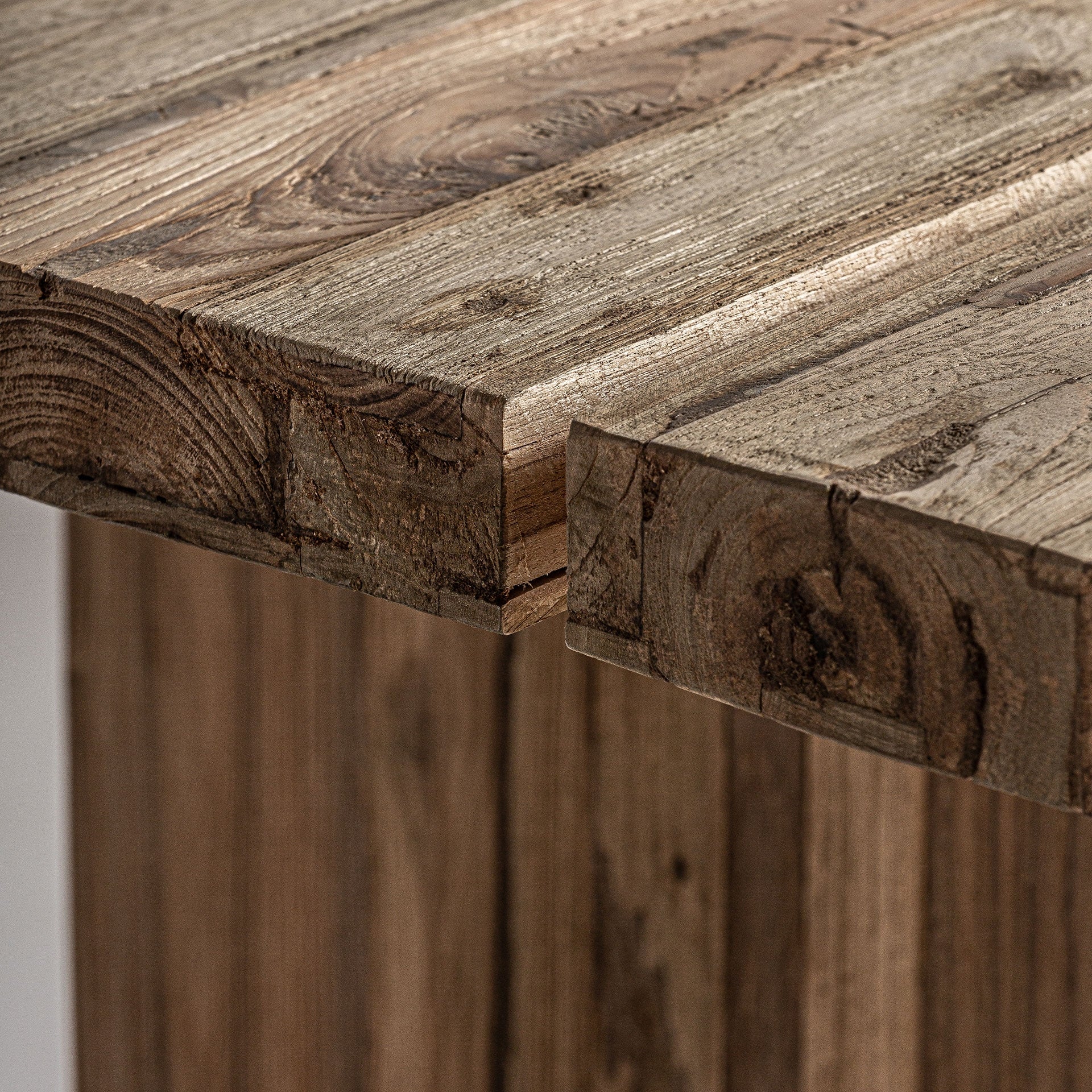 Detalle estructural del canto ensamblado en madera maciza de teca reciclada, acabado artesanal