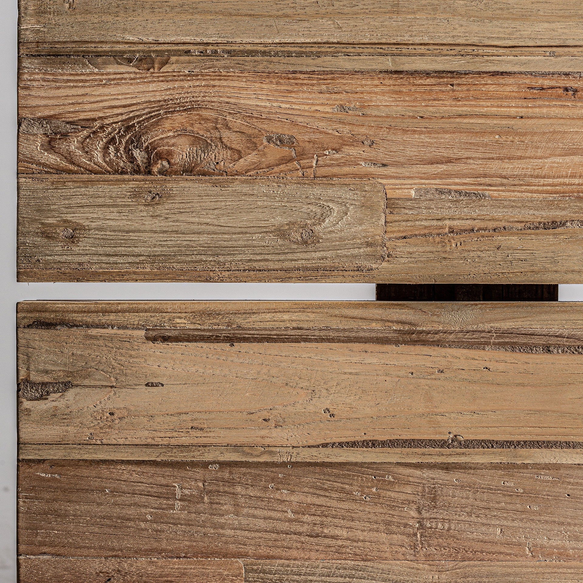 Detalle del sistema de apertura extensible en madera de teca reciclada, diseño funcional y elegante