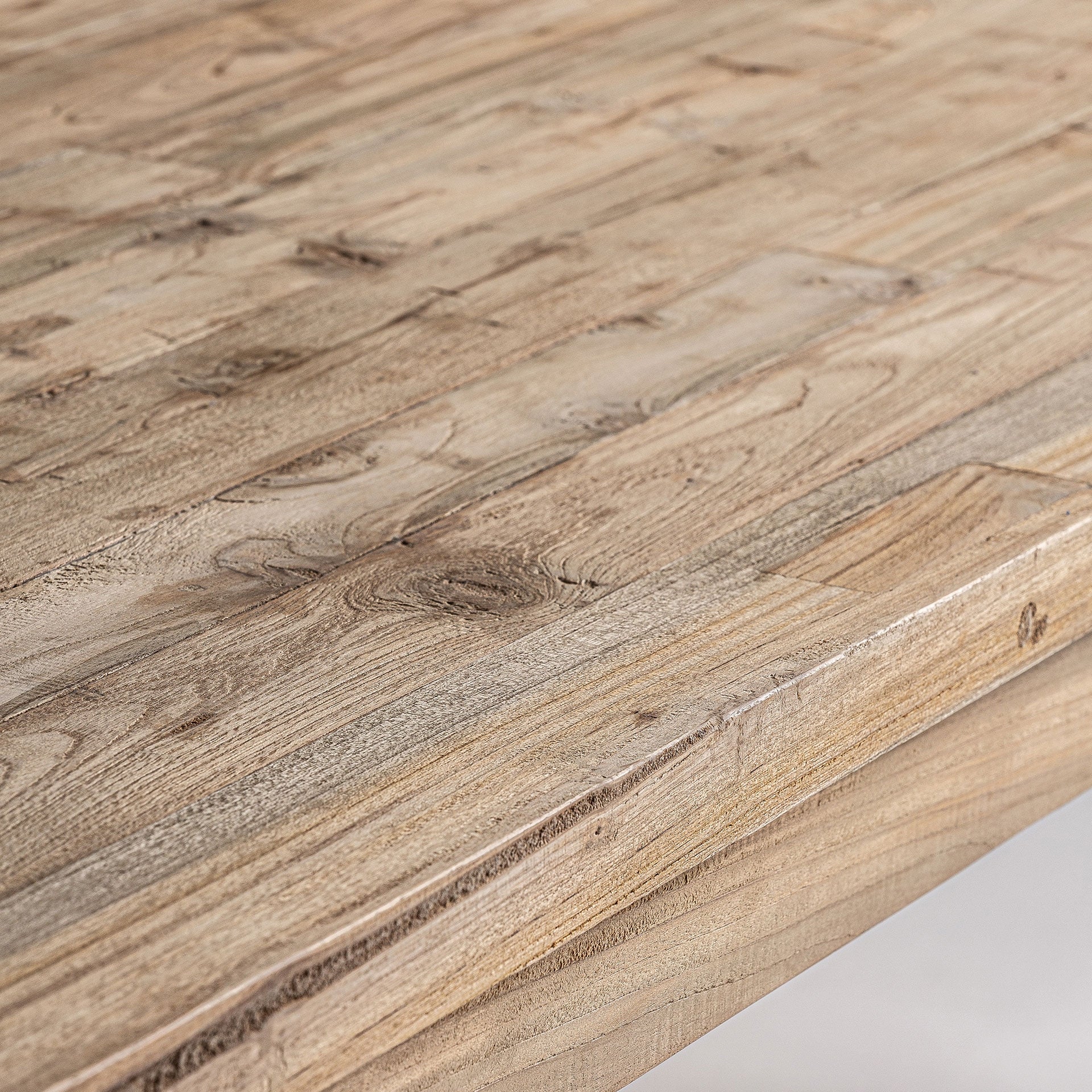 Superficie del tablero con vetas marcadas, textura natural en madera reciclada