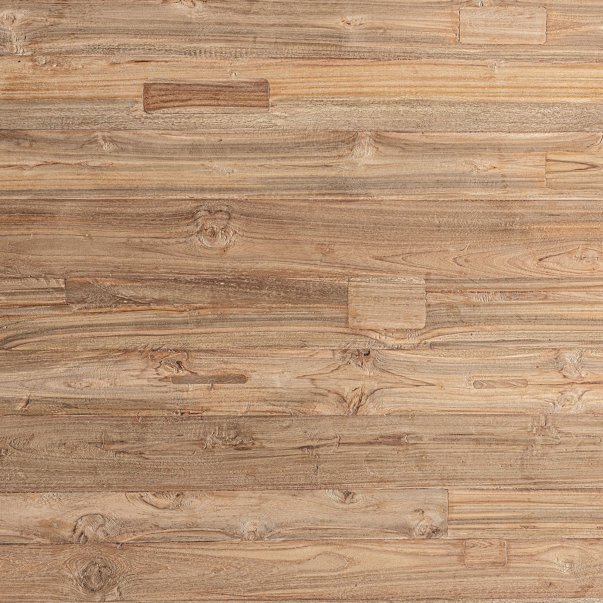 Vista cenital del sobre de la mesa con un juego armonioso de vetas en madera reciclada